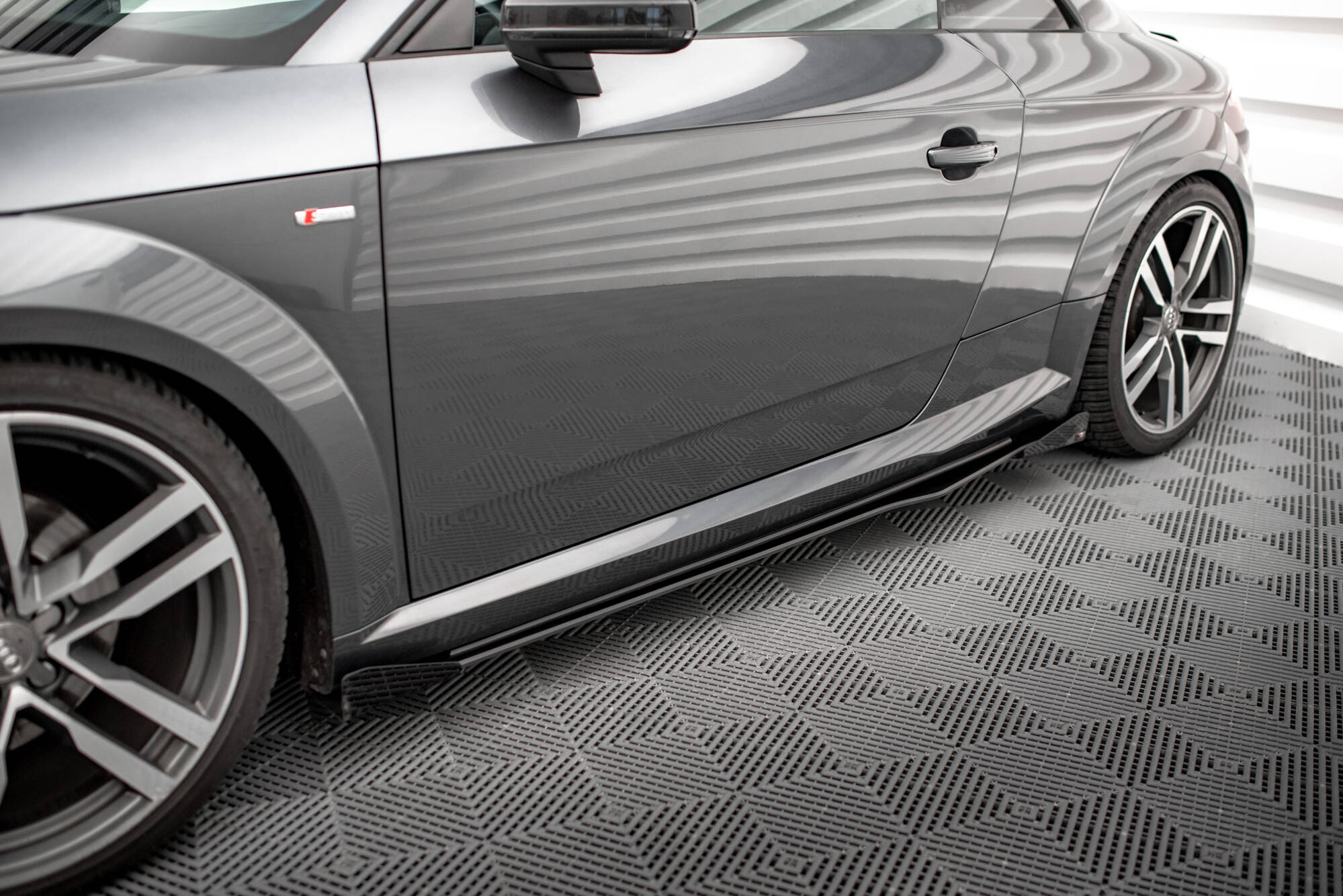 Street Pro Seitenschweller Leisten passend für Audi TT S / S-Line 8S rot+ Hochglanz Flaps