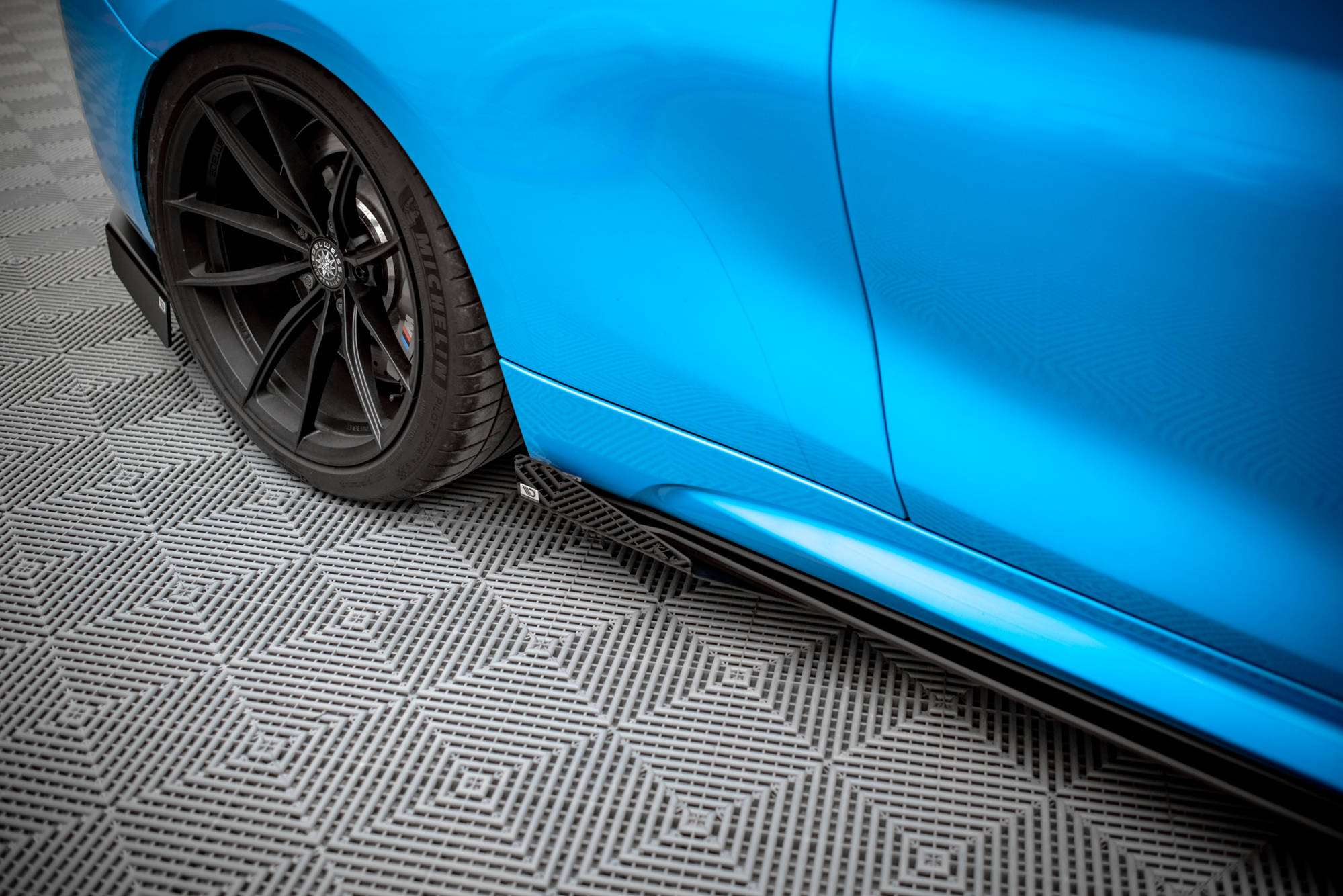 Street Pro Seitenschweller Leisten passend für BMW M2 F87 rot+ Hochglanz Flaps