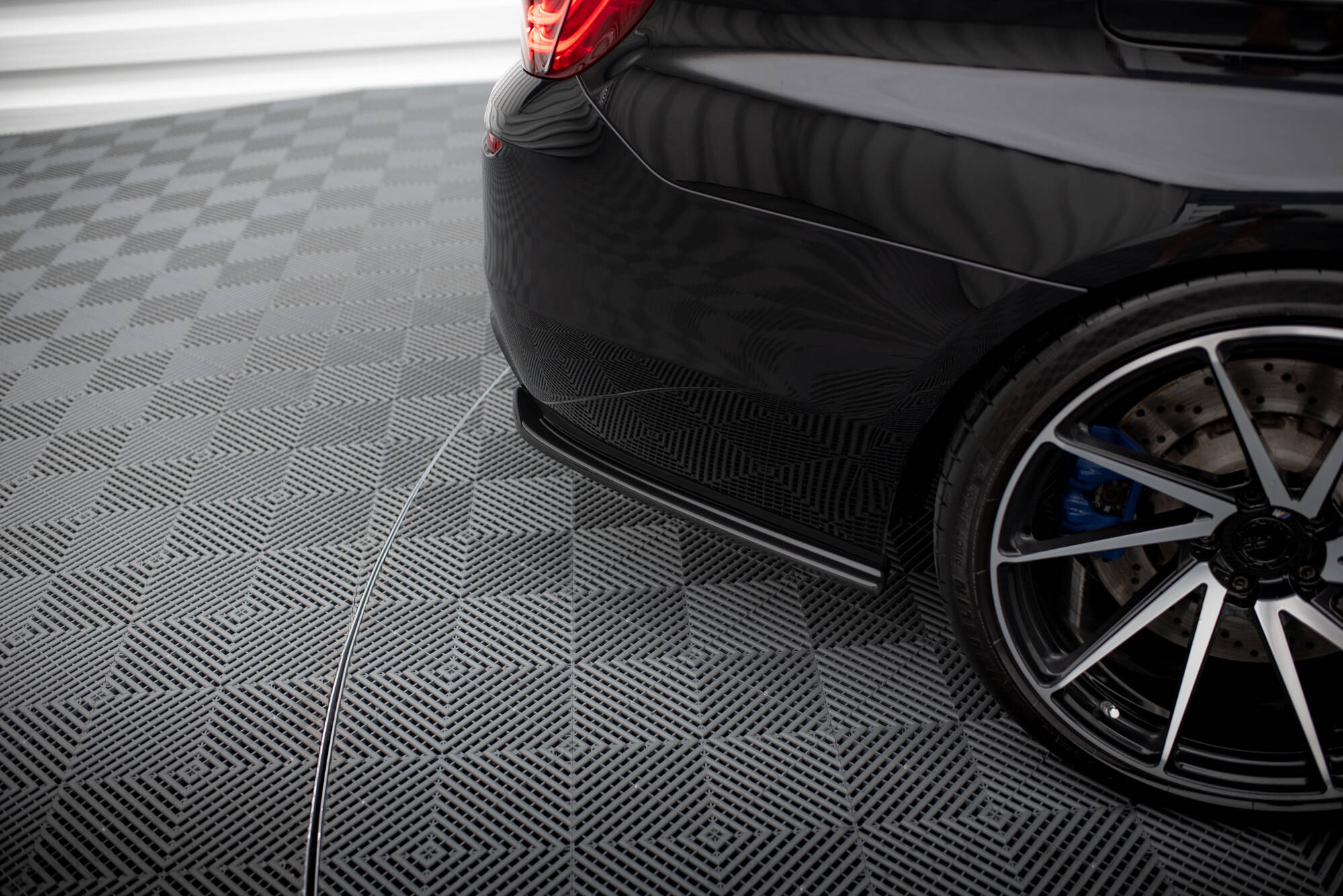 Heck Ansatz Flaps Diffusor für BMW M5 F10 schwarz Hochglanz