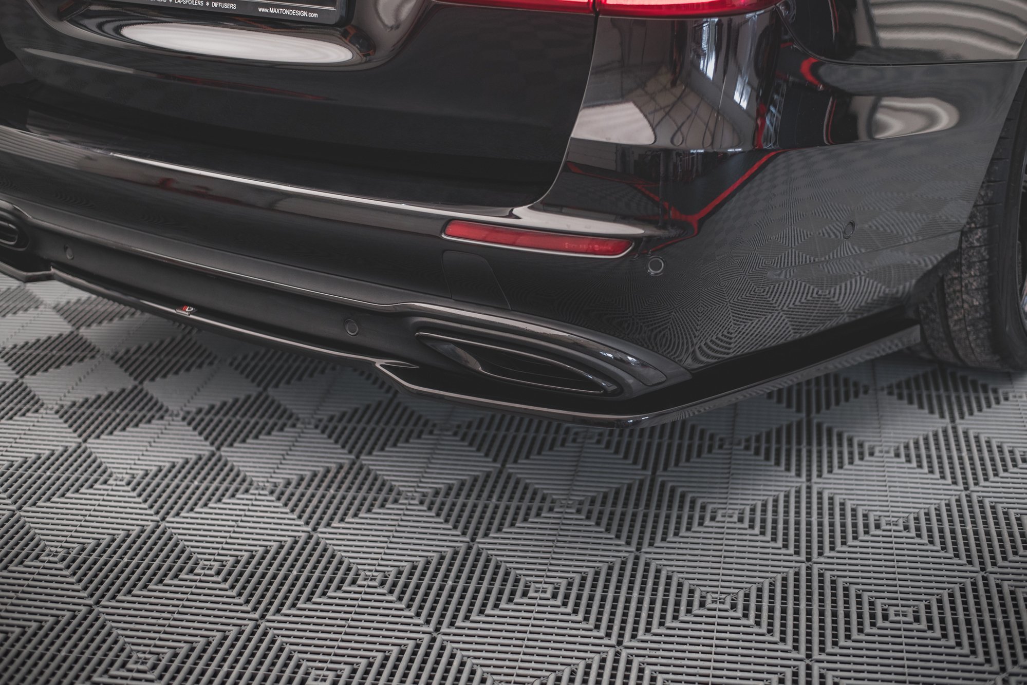 Street+ Mittlerer Diffusor Heck Ansatz passend für Mercedes E W213 schwarz Hochglanz