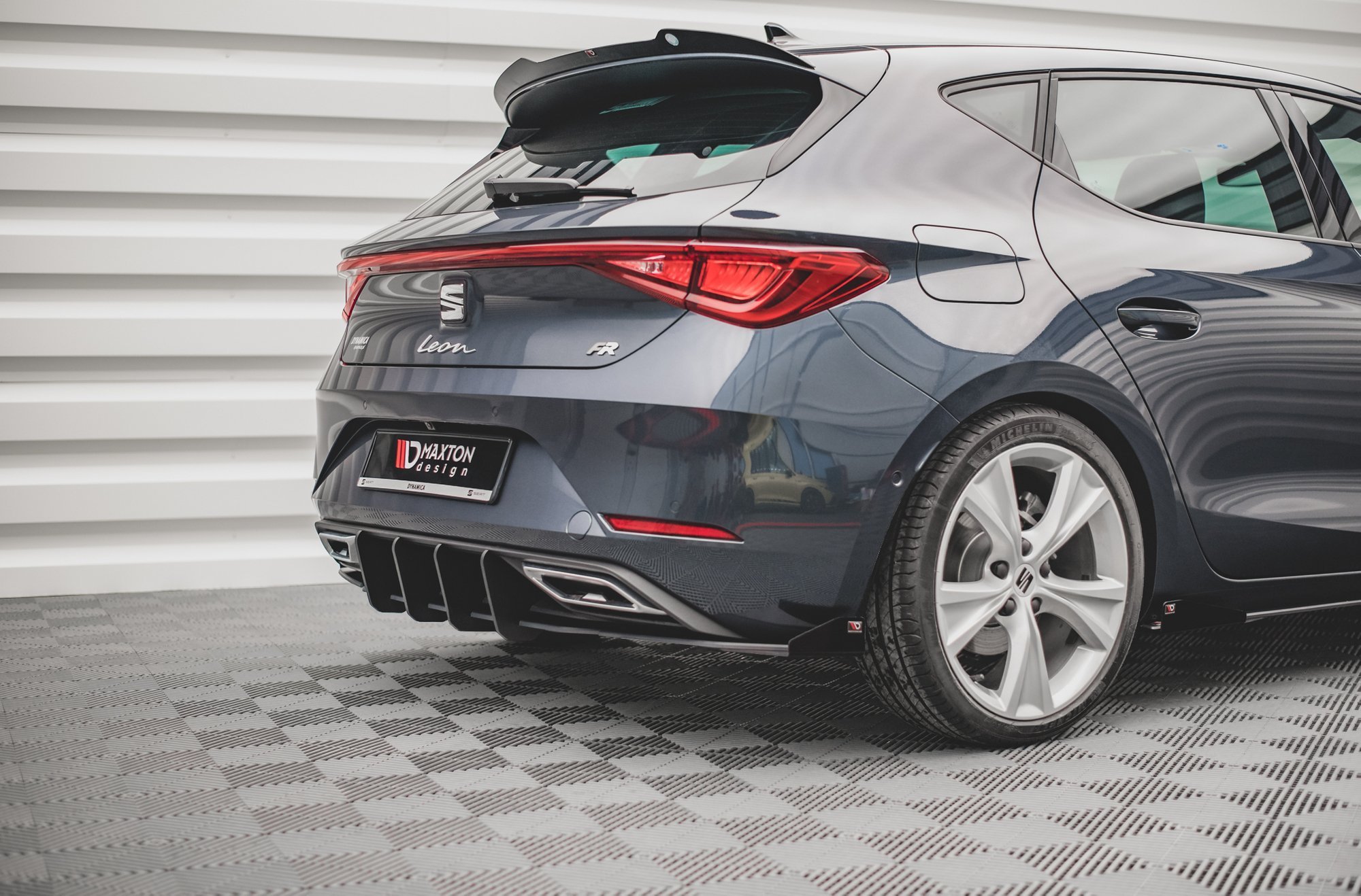 Hintere Seiten Flaps passend für Seat Leon FR Hatchback Mk4 schwarz Hochglanz