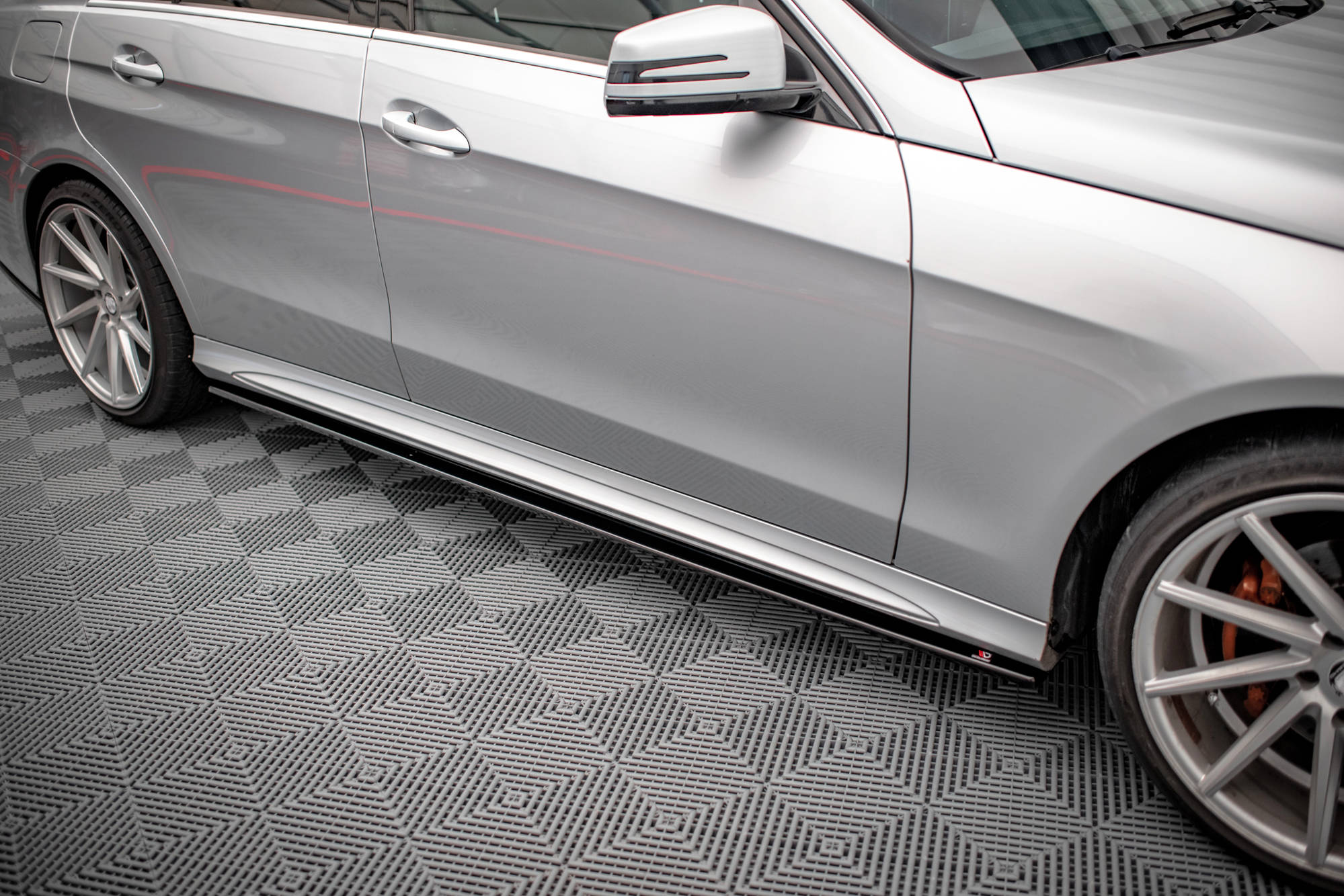 Street+ Seitenschweller Leisten passend für Mercedes E63 AMG / AMG-Line Limousine W212 FL schwarz Hochglanz