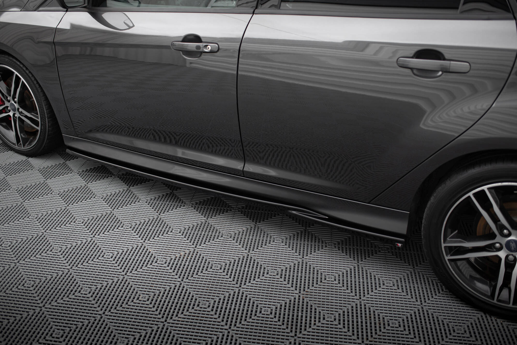 Street+ Seitenschweller Leisten V.2 passend für Ford Focus ST Mk3 schwarz Hochglanz