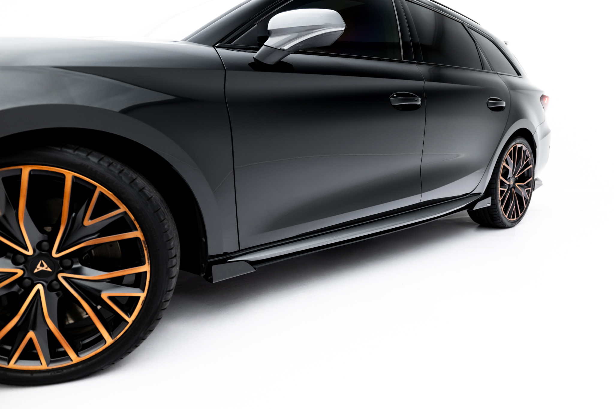 Seitenschweller Ansatz Paar + Flaps passend für CUPRA Leon ST / Hatchback Aero Mk1 / Mk1 FL schwarz Hochglanz