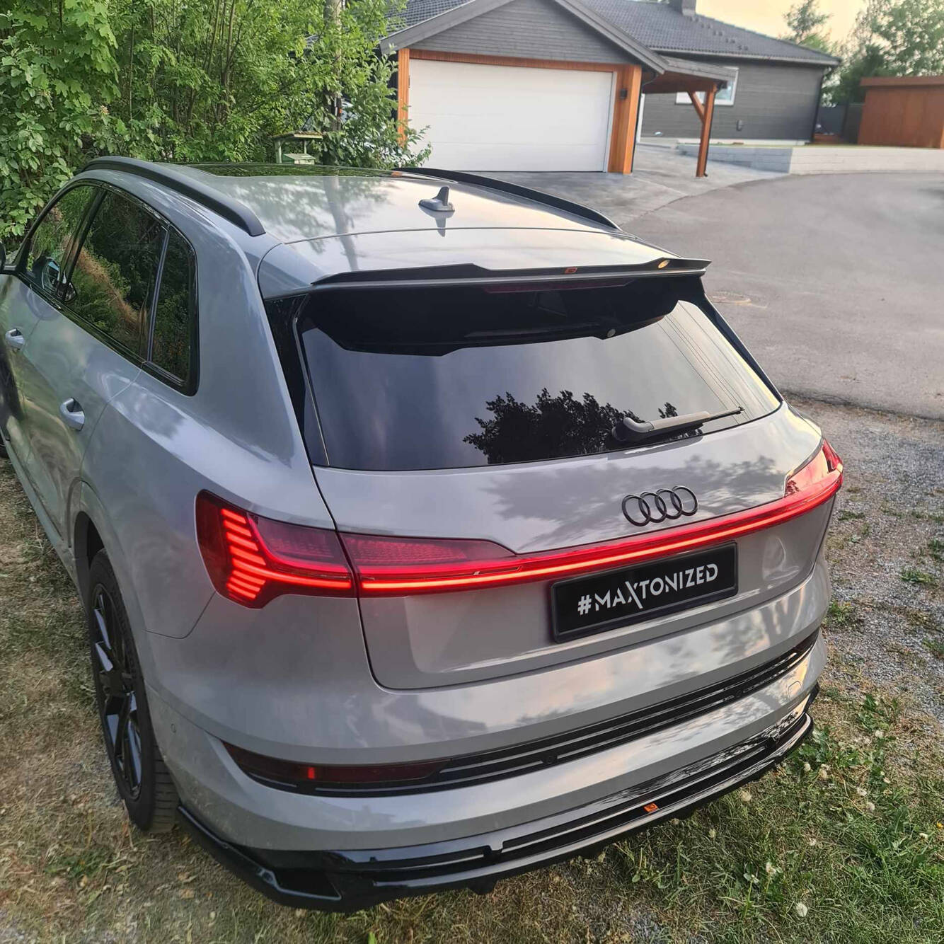 Street+ Mittlerer Diffusor RACE Heck Ansatz passend für Audi e-Tron S-Line schwarz Hochglanz