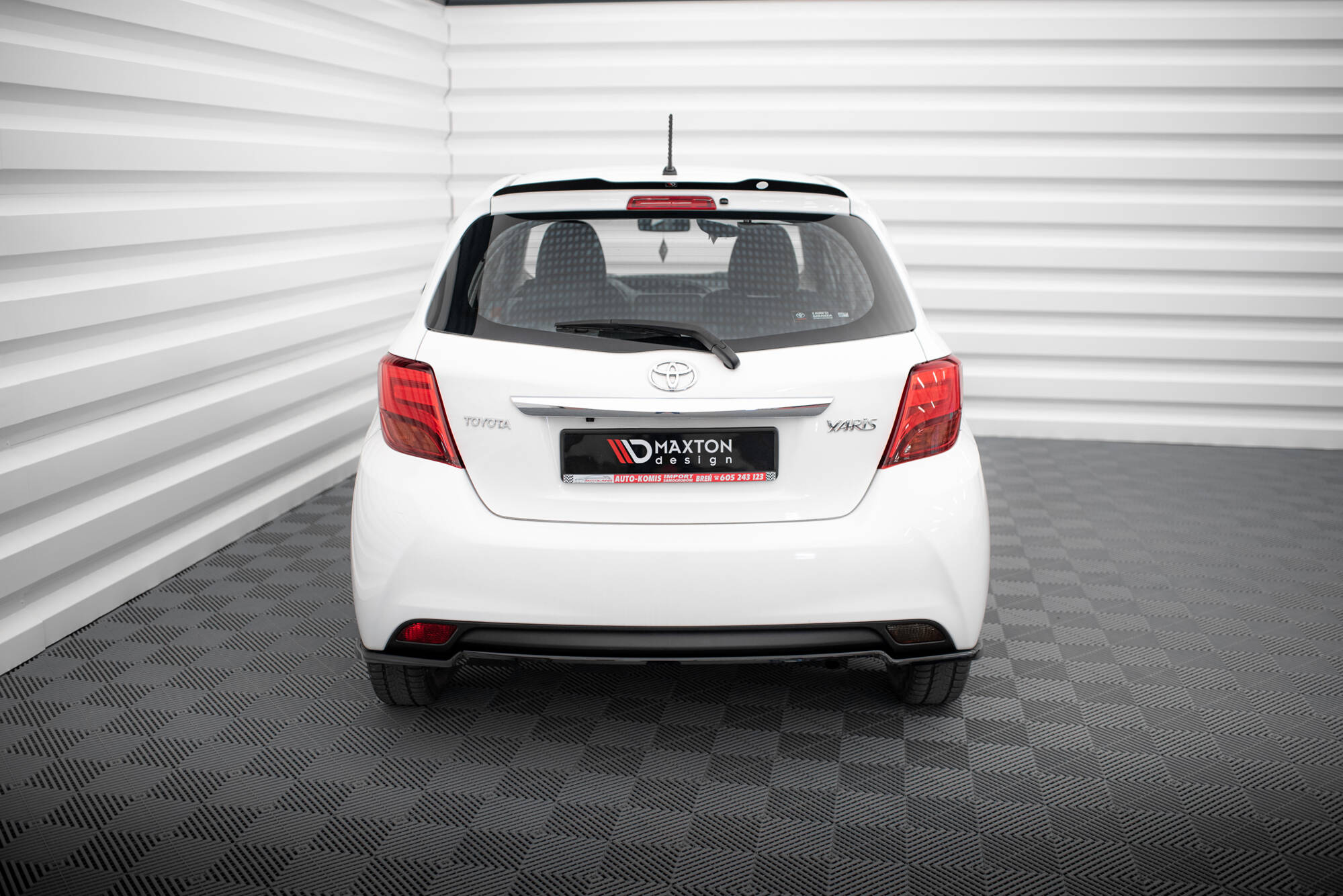 Street+ Mittlerer Diffusor Heck Ansatz passend für Toyota Yaris Mk3 FL schwarz Hochglanz