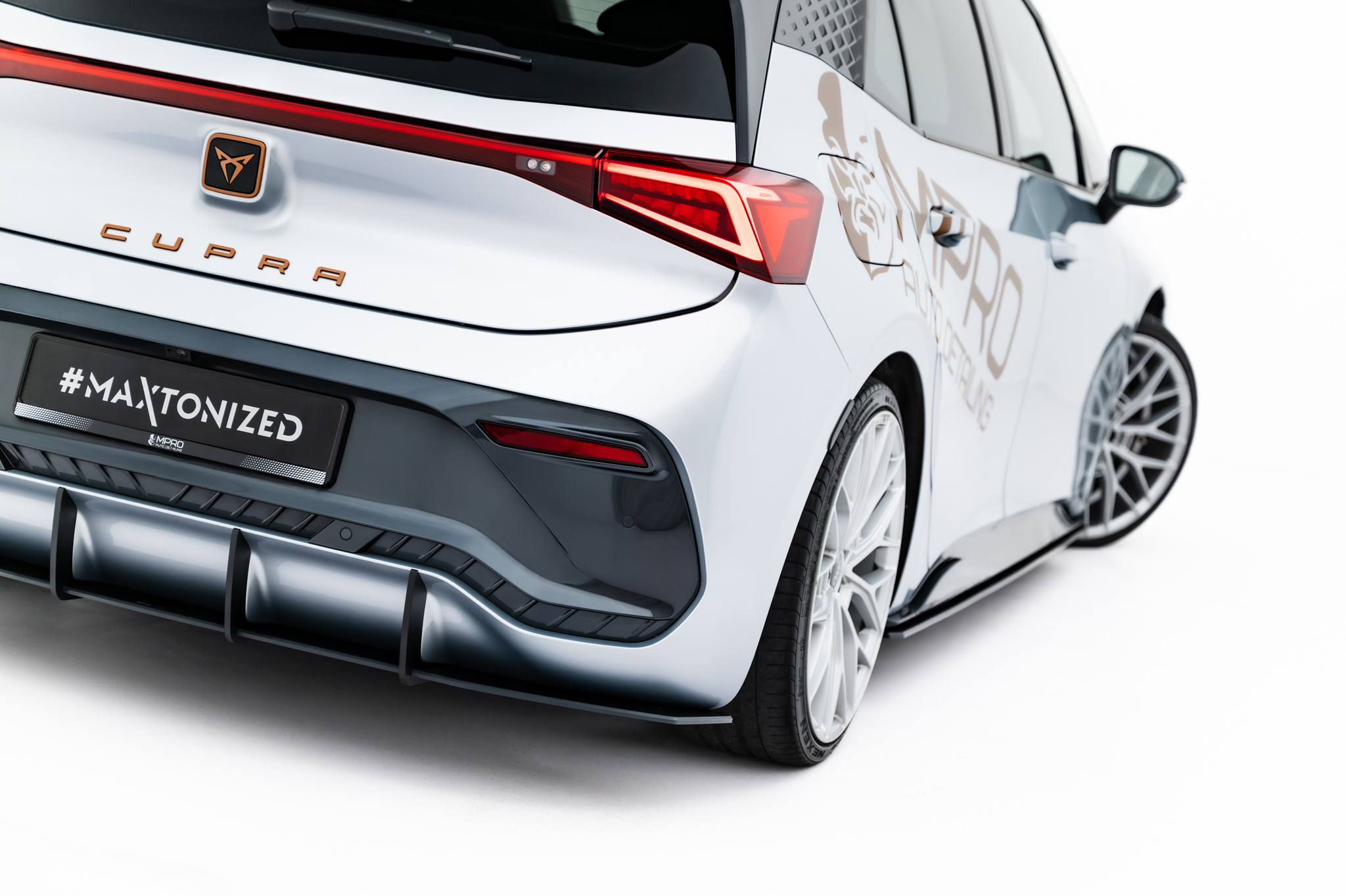 Heckansatz Diffusor passend für CUPRA Born Mk1 schwarz-rot