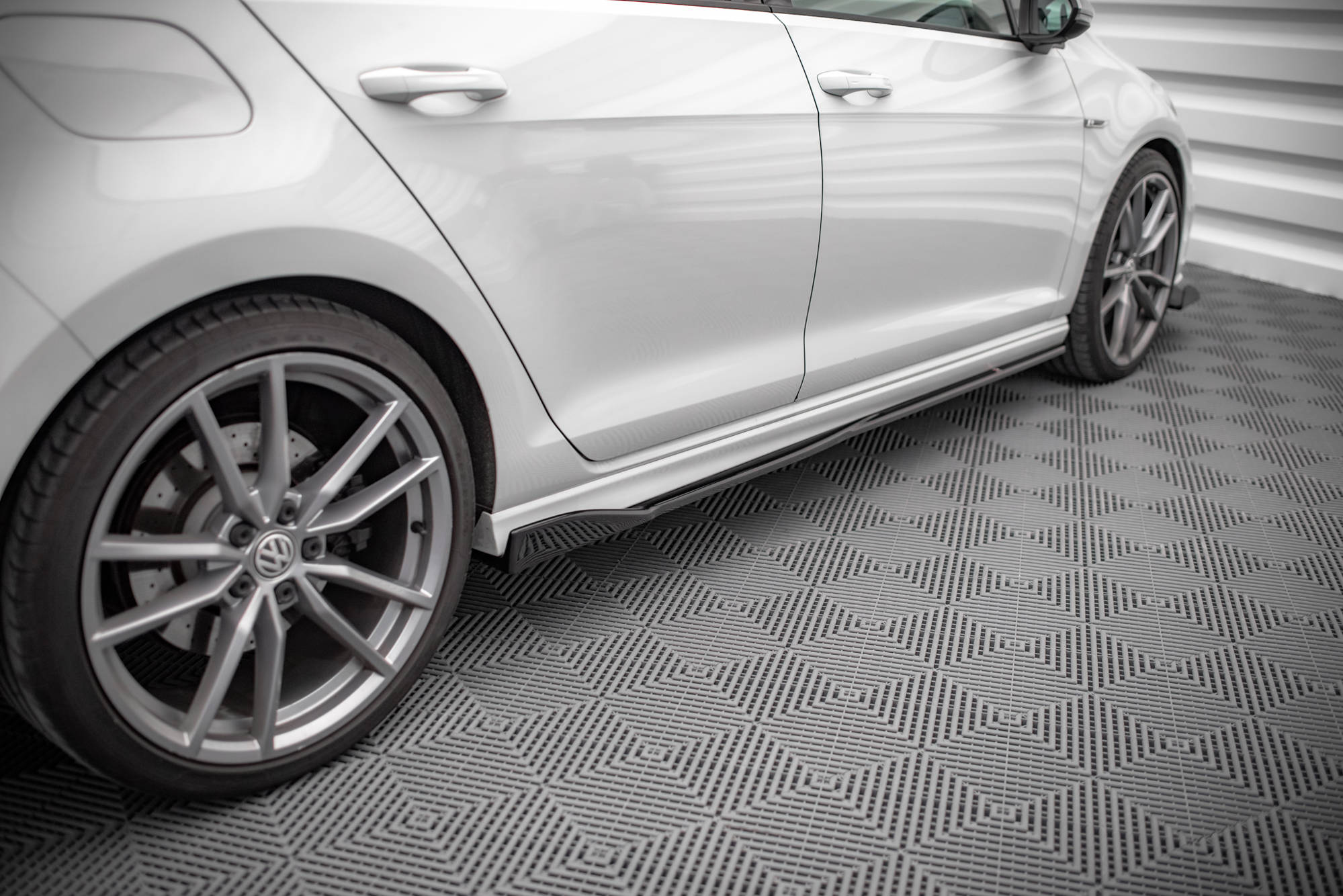 Street+ Seitenschweller Leisten V.2 passend für VW Golf R / R-Line Mk7 schwarz Hochglanz