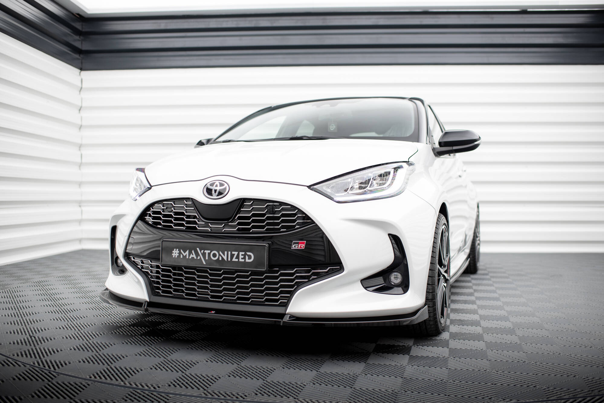 Street+ Spoilerlippe Front Ansatz V.3 passend für Toyota Yaris Mk4 schwarz Hochglanz