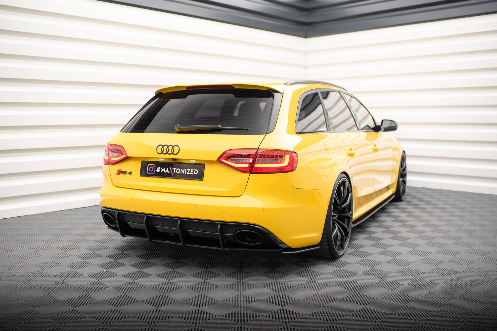 Street Pro Heckschürze Heck Ansatz Diffusor passend für Audi RS4 B8 schwarz-rot