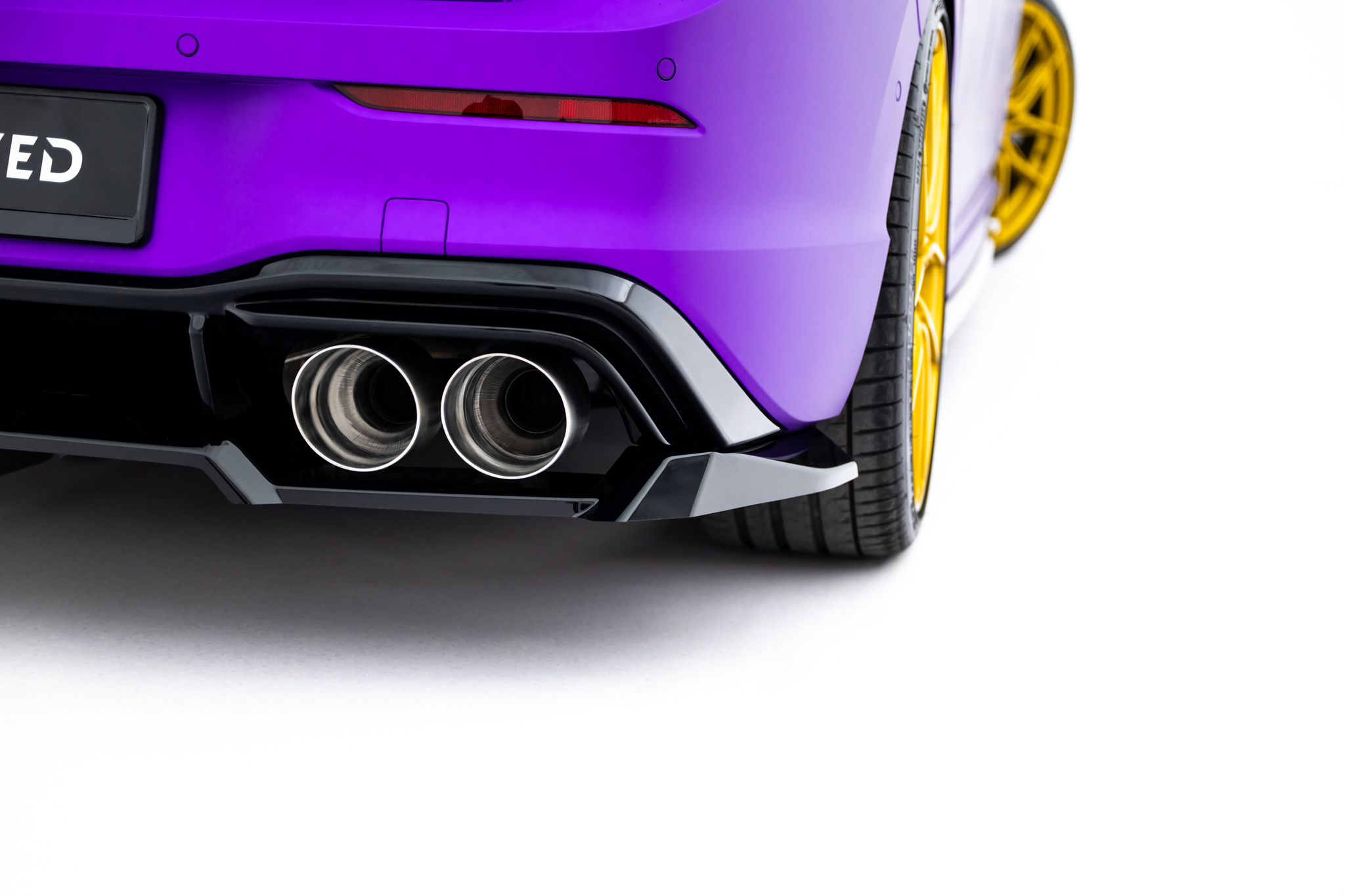 Street+ Mittlerer Diffusor RACE Heck Ansatz V.2 passend für VW Golf R Hatchback Mk8 / Mk8 FL schwarz Hochglanz