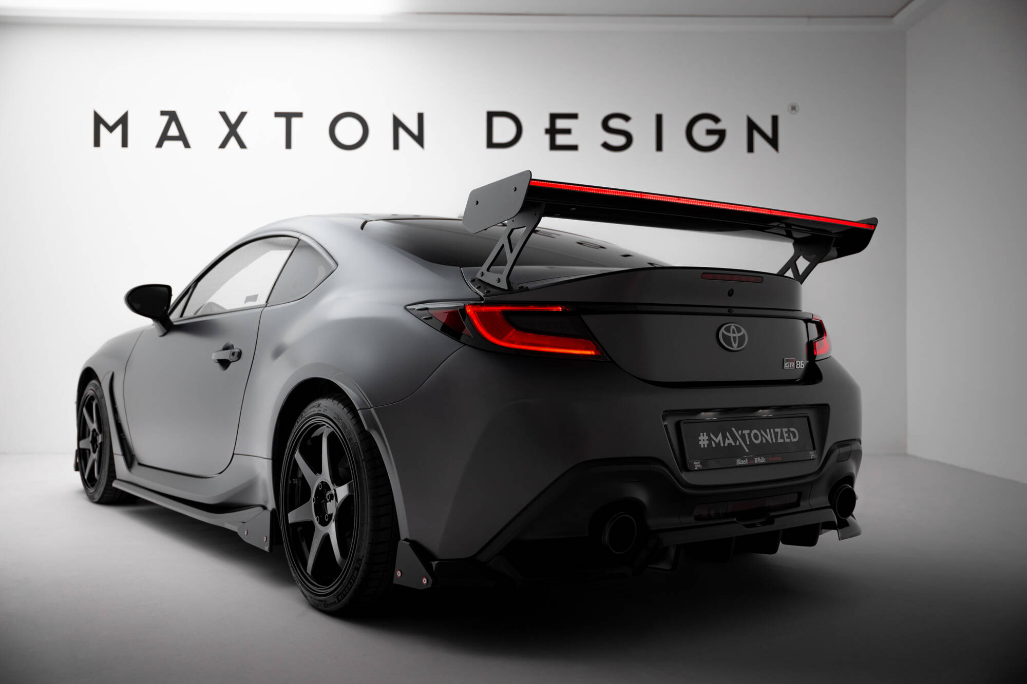 Carbon Heck Spoiler Heckflügel Standfuß Außen + LED passend für Toyota GR86 / Subaru BRZ Mk2