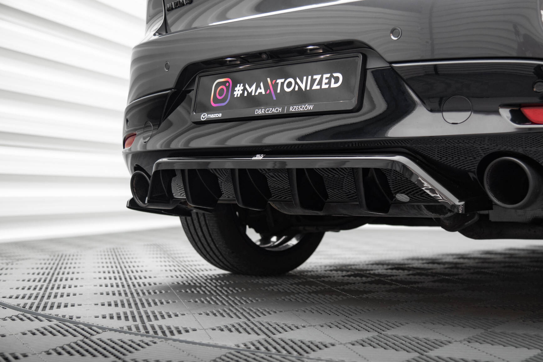 Street+ Mittlerer Diffusor RACE Heck Ansatz passend für Mazda 3 Mk4 schwarz Hochglanz