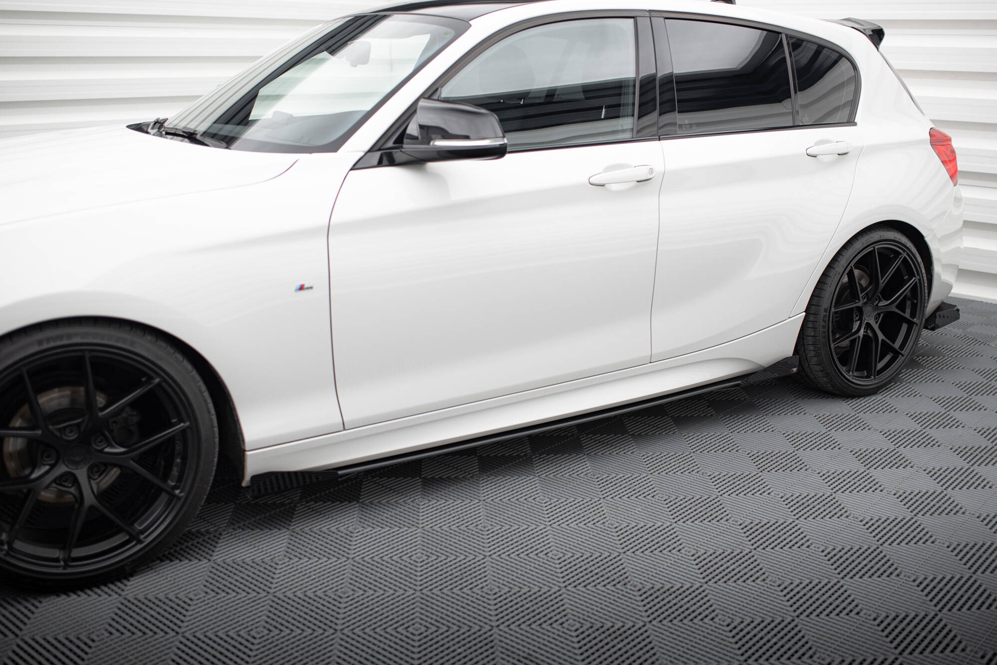 Street Pro Seitenschweller Leisten V.2 passend für BMW 1er F20 M135i / M140i / M-Paket rot+ Hochglanz Flaps