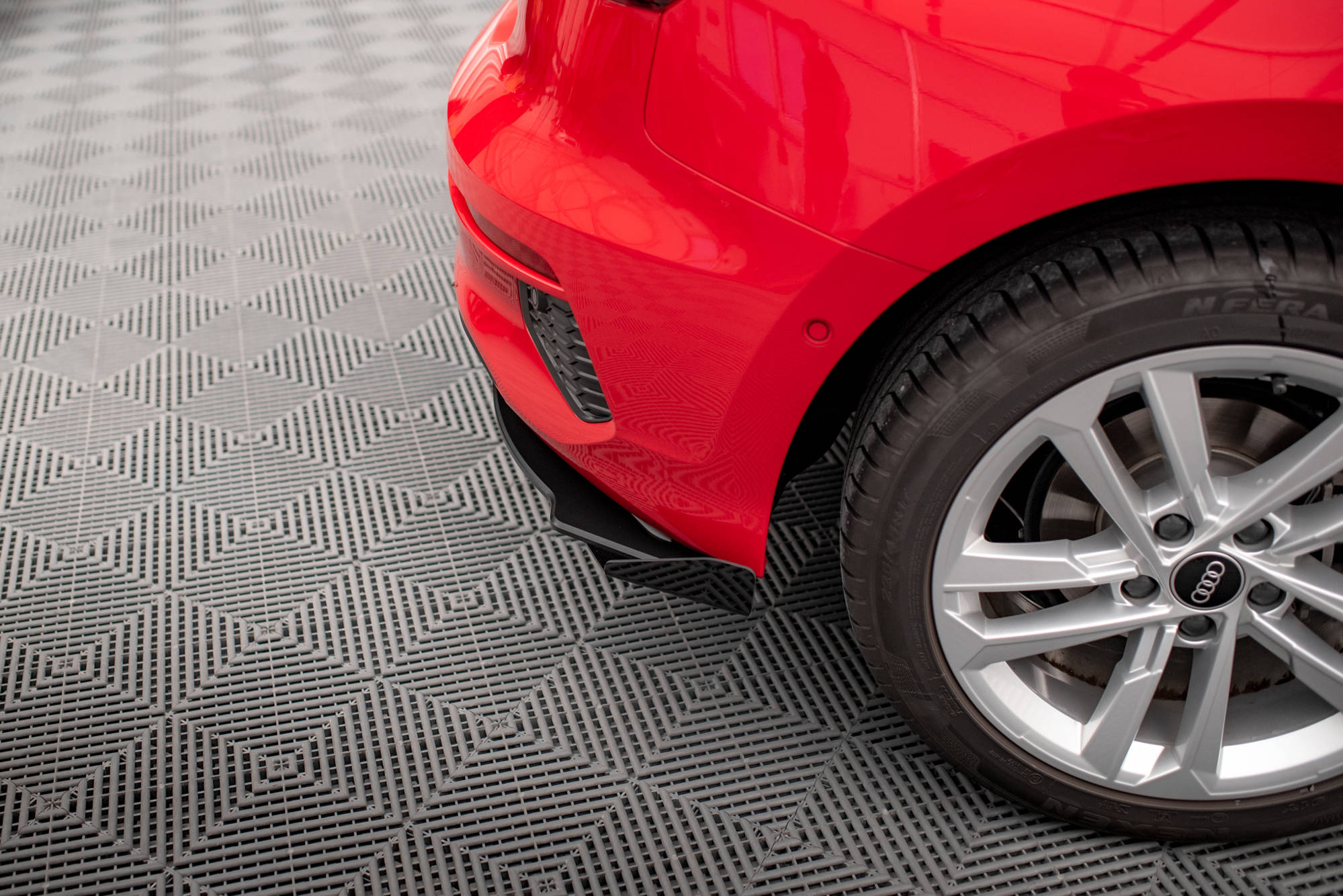 Hintere Seiten Flaps passend für Audi A3 Sportback 8Y schwarz Hochglanz