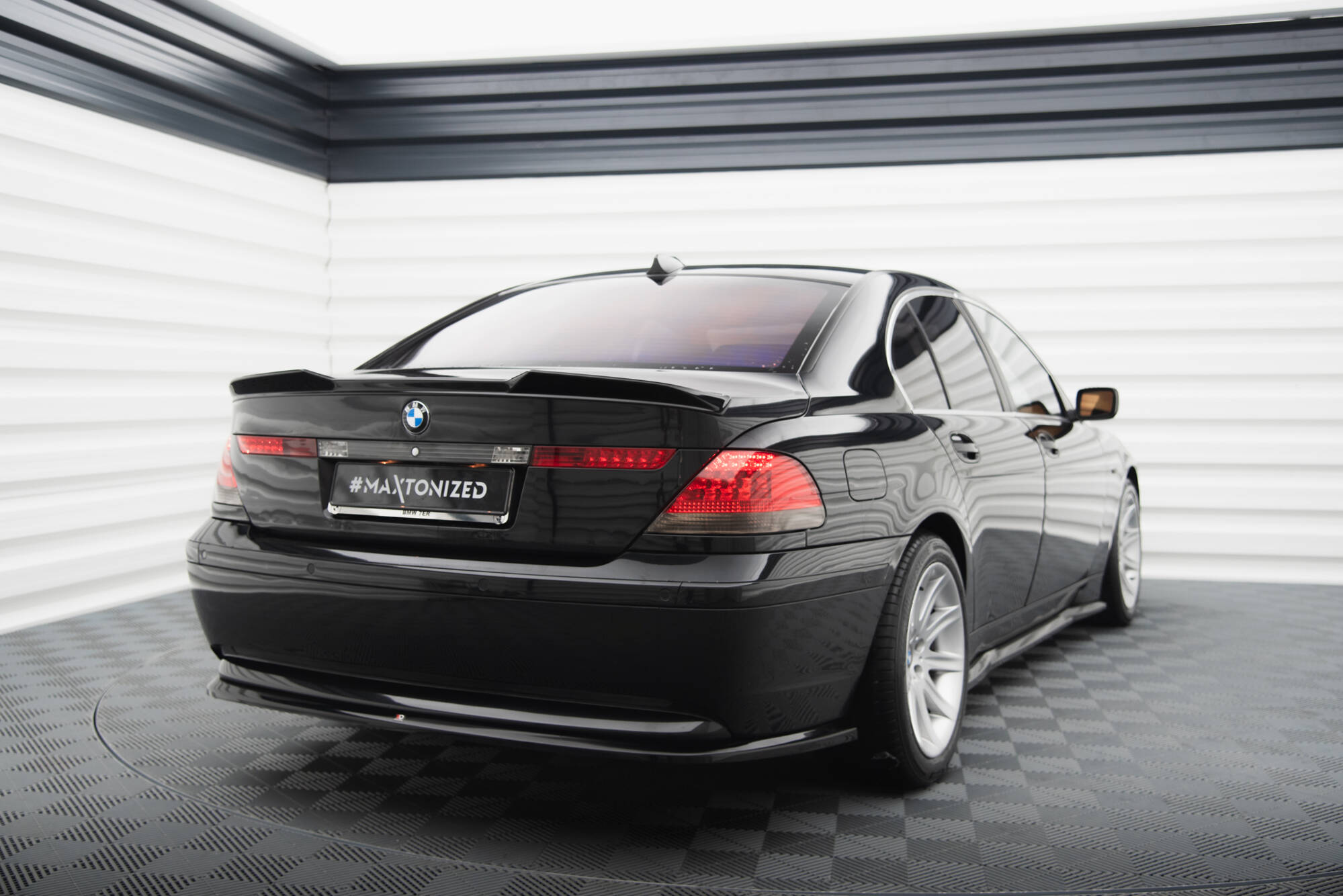 Street+ Mittlerer Diffusor Heck Ansatz passend für BMW 7 E65 schwarz Hochglanz