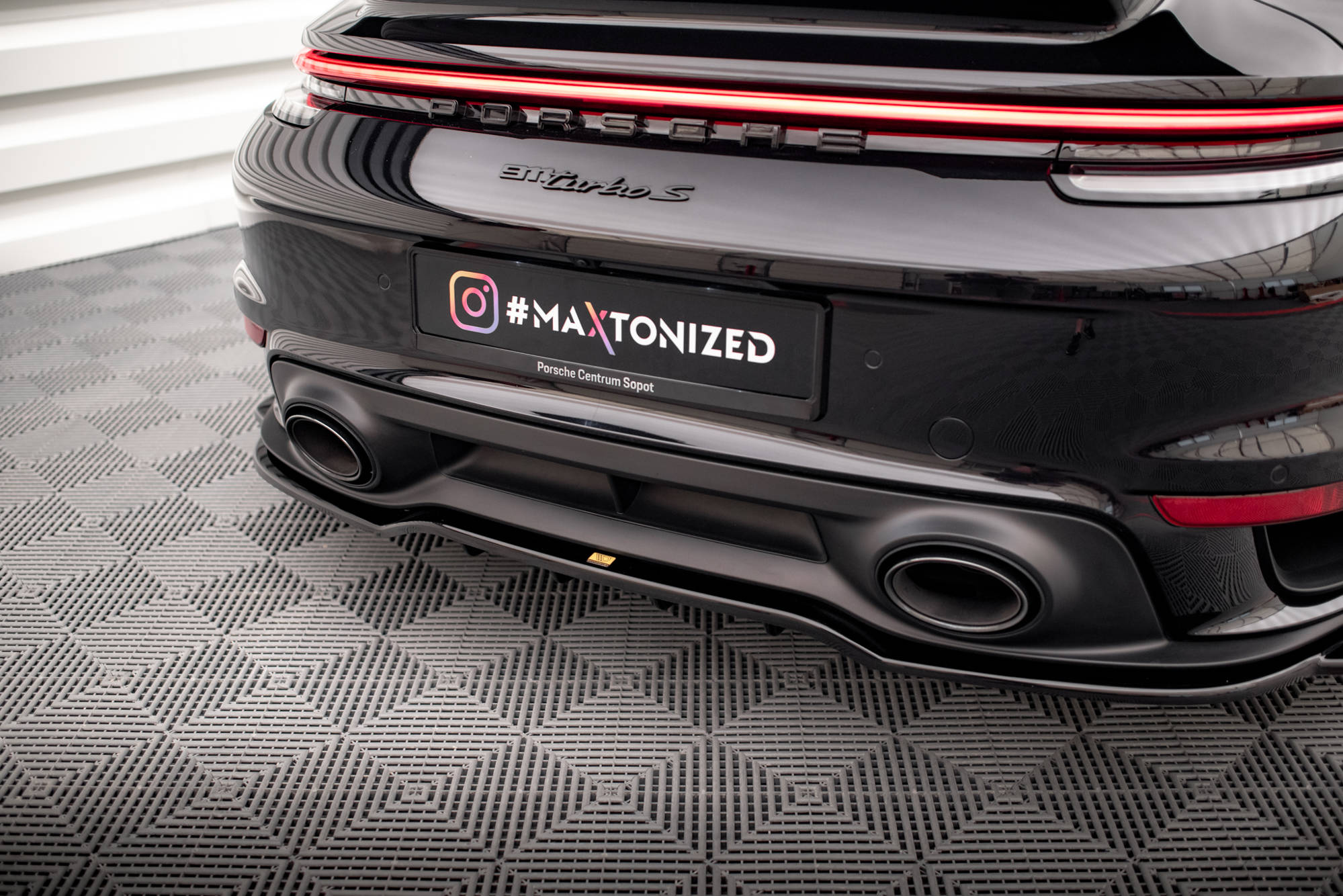 Street+ Mittlerer Diffusor RACE Heck Ansatz passend für Porsche 911 Turbo S 992 schwarz Hochglanz