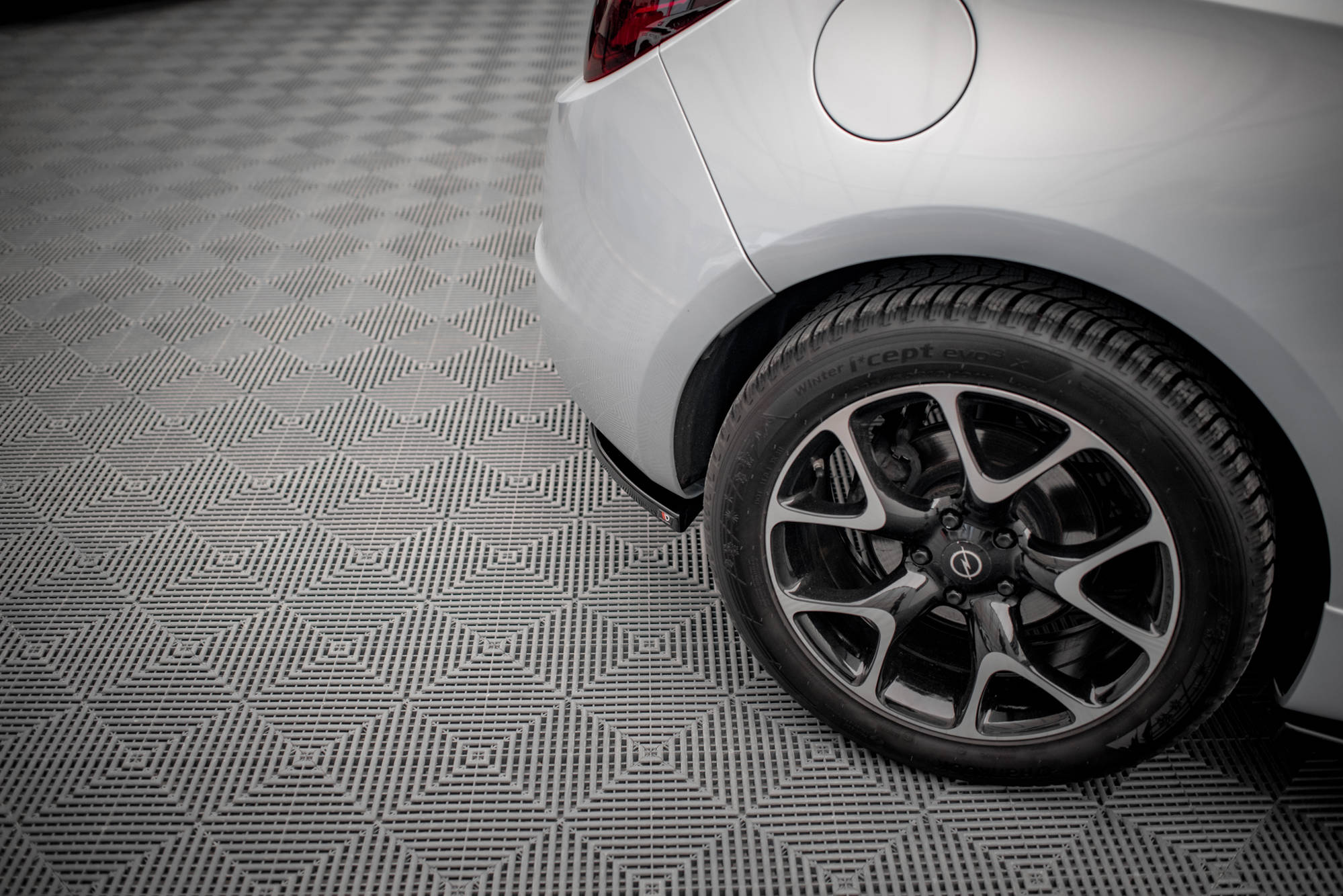 Street+ Heck Ansatz Flaps V.1 passend für Opel Astra GTC OPC-Line J schwarz Hochglanz