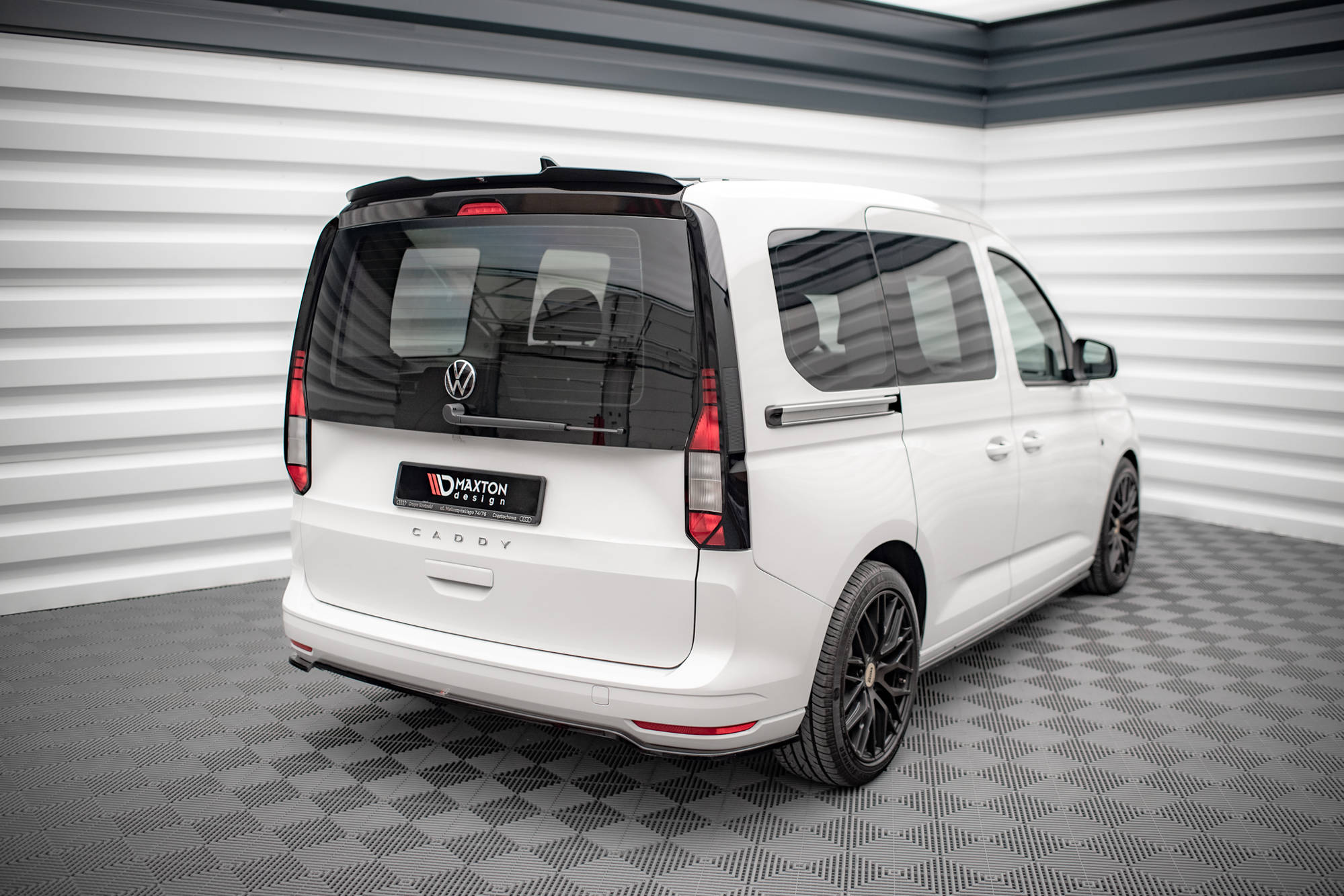 Street+ Mittlerer Diffusor Heck Ansatz passend für VW Caddy Mk5 / Ford Transit Connect Mk3 schwarz Hochglanz