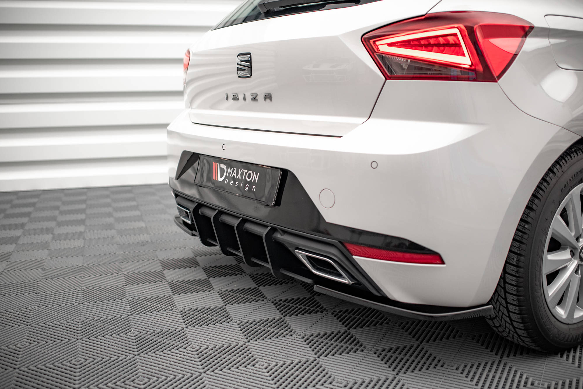 Street Pro Heckschürze Heck Ansatz Diffusor passend für Seat Ibiza Mk5 schwarz-rot