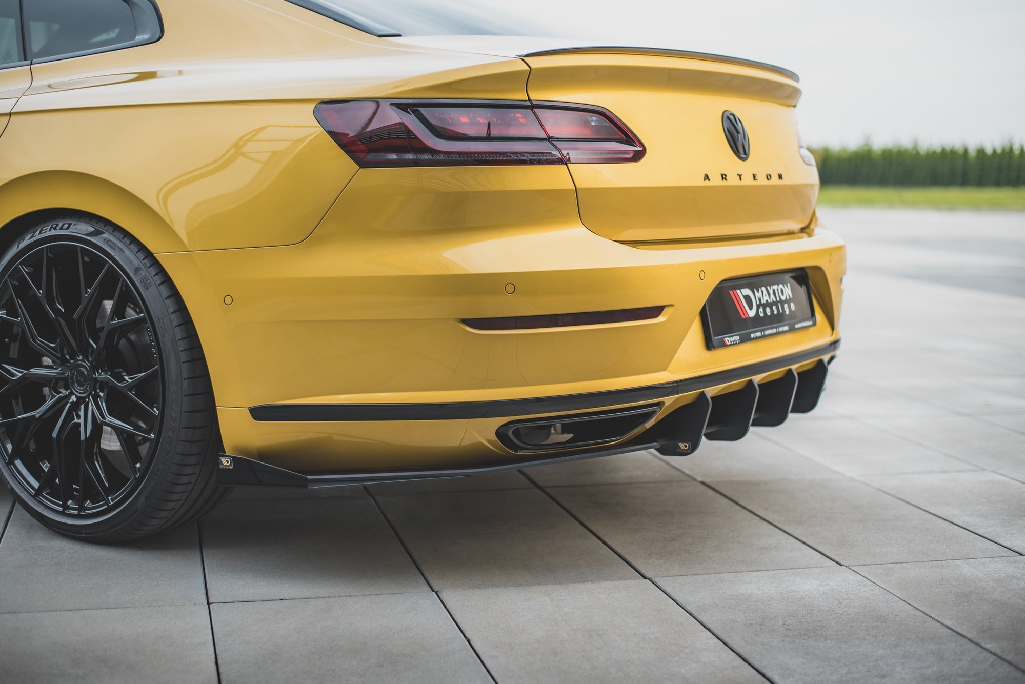 Hintere Seiten Flaps passend für VW Arteon R-Line Limousine / Shooting Brake Mk1 schwarz Hochglanz