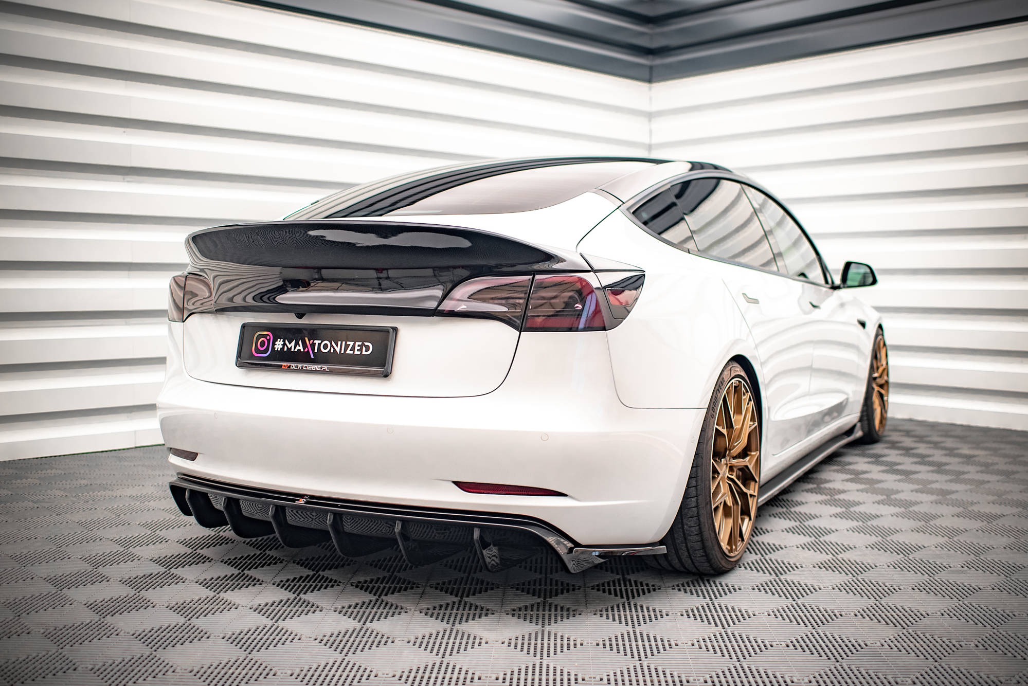 Diffusor Flaps V.2 passend für Tesla Model 3 schwarz Hochglanz