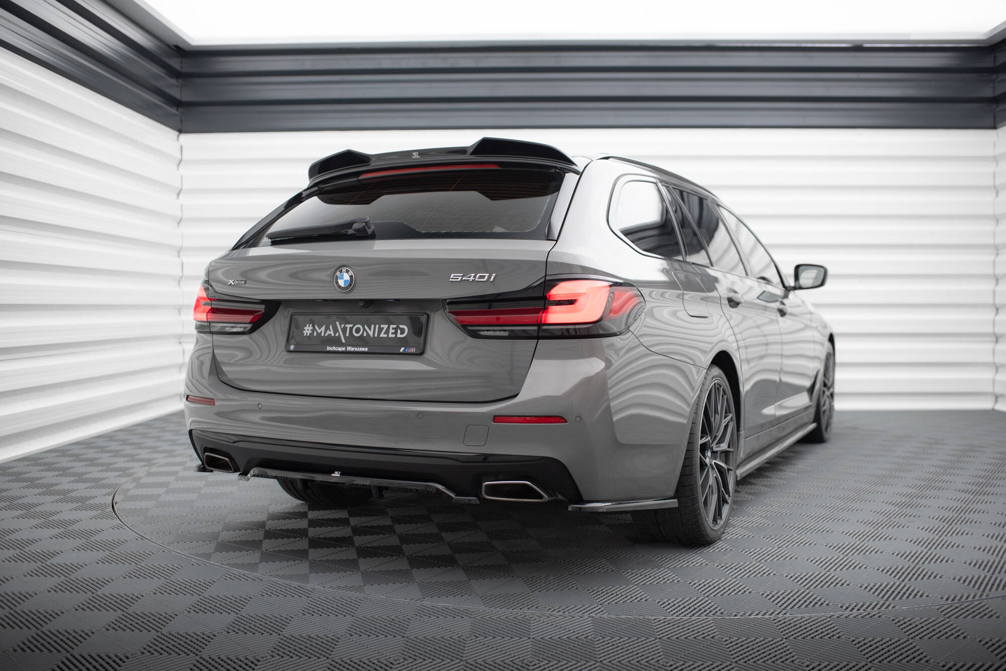 Street+ Mittlerer Diffusor RACE Heck Ansatz passend für BMW 5er G30 / G31 FL schwarz Hochglanz
