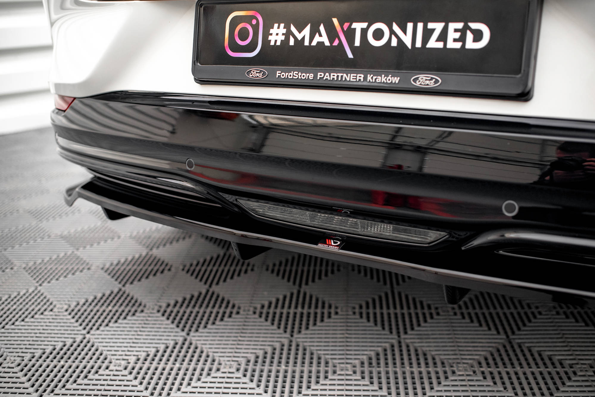 Street+ Mittlerer Diffusor RACE Heck Ansatz passend für Ford Mustang Mach-E Mk1 schwarz Hochglanz