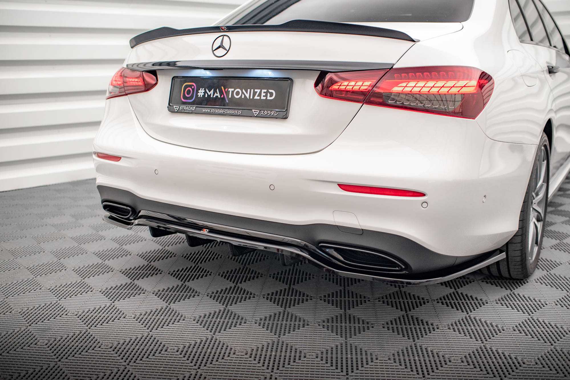 Street+ Mittlerer Diffusor RACE Heck Ansatz passend für Mercedes E AMG-Line Limousine W213 FL schwarz Hochglanz