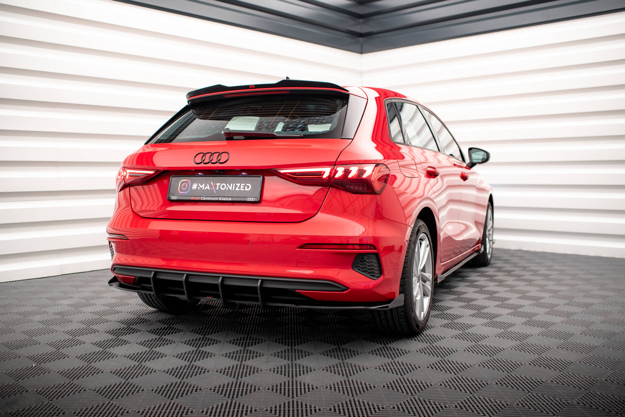 Street Pro Heckschürze Heck Ansatz Diffusor passend für Audi A3 Sportback 8Y rot+ Hochglanz Flaps