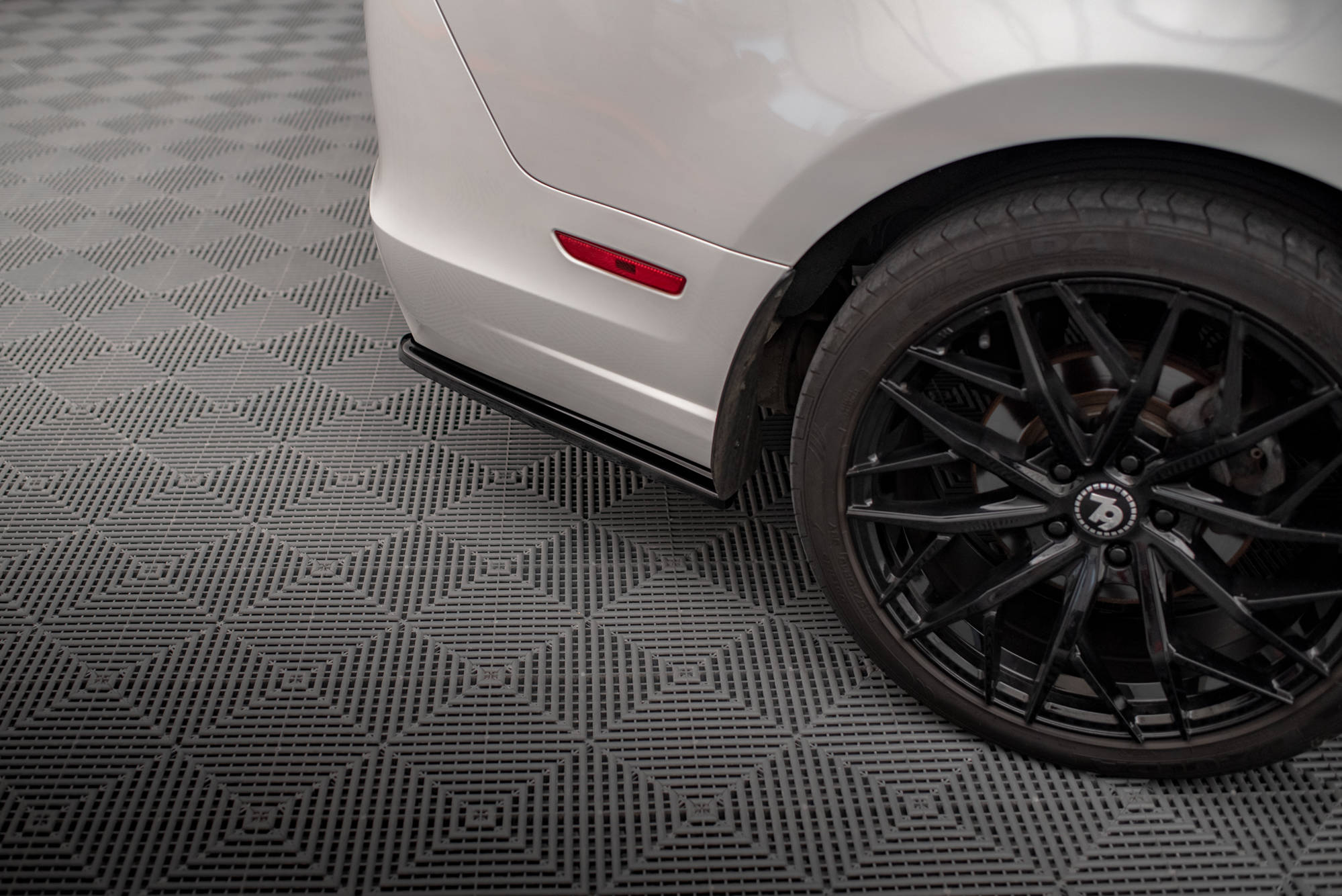 Street+ Heck Ansatz Flaps passend für Ford Mustang Mk5 FL schwarz Hochglanz