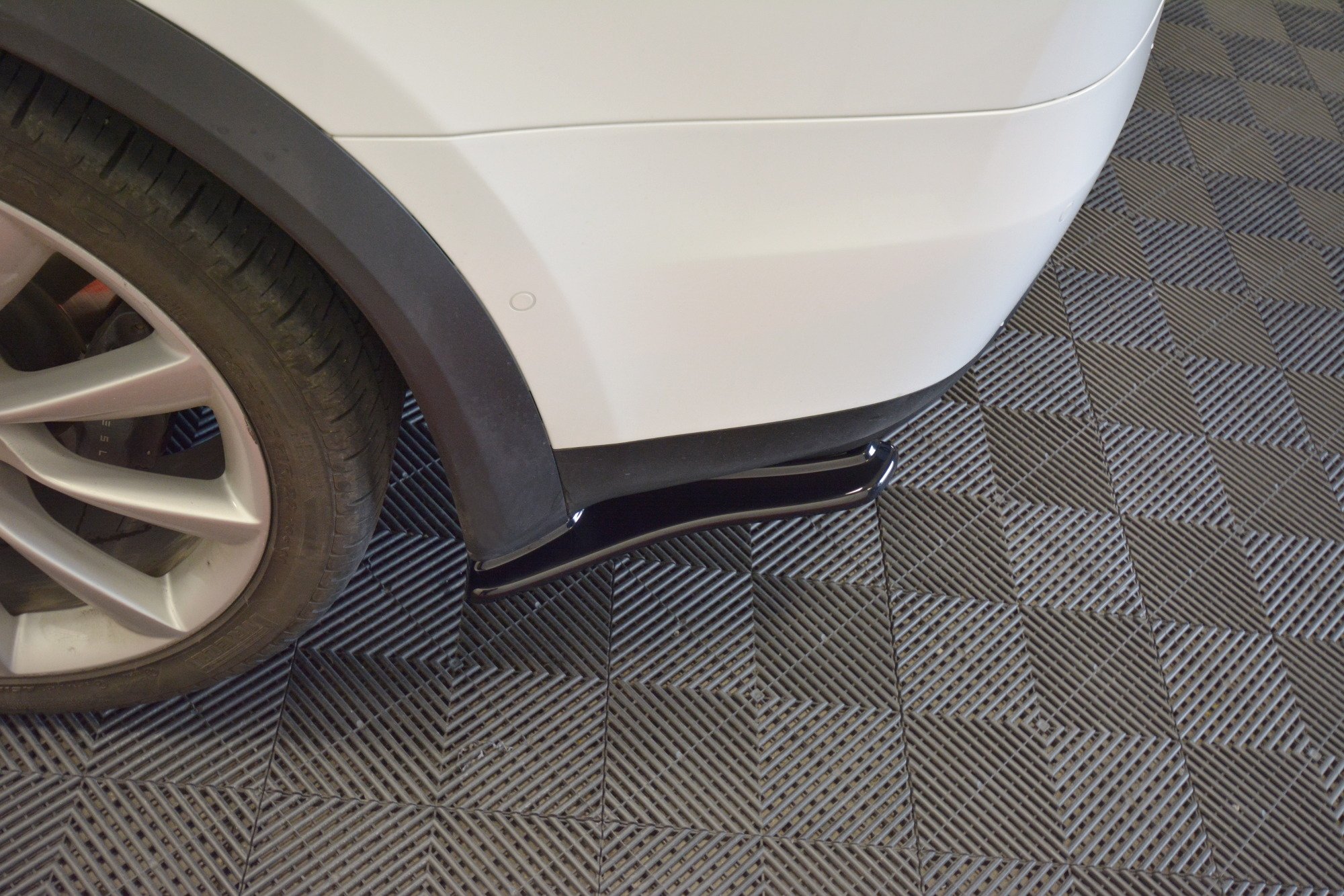 Diffusor Flaps V.1 passend für Tesla MODEL X schwarz Hochglanz