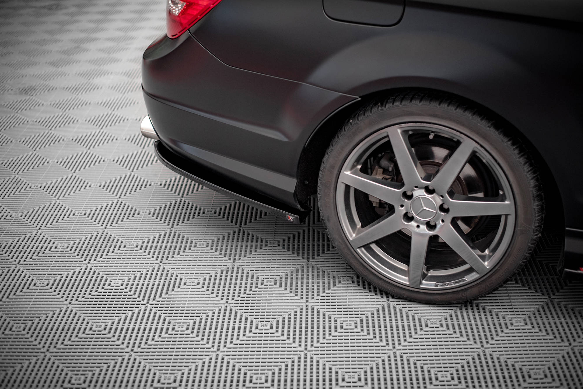 Street+ Heck Ansatz Flaps passend für Mercedes C Coupe / Limousine / Kombi AMG-Line C204 / W204 FL / S204 FL schwarz Hochglanz
