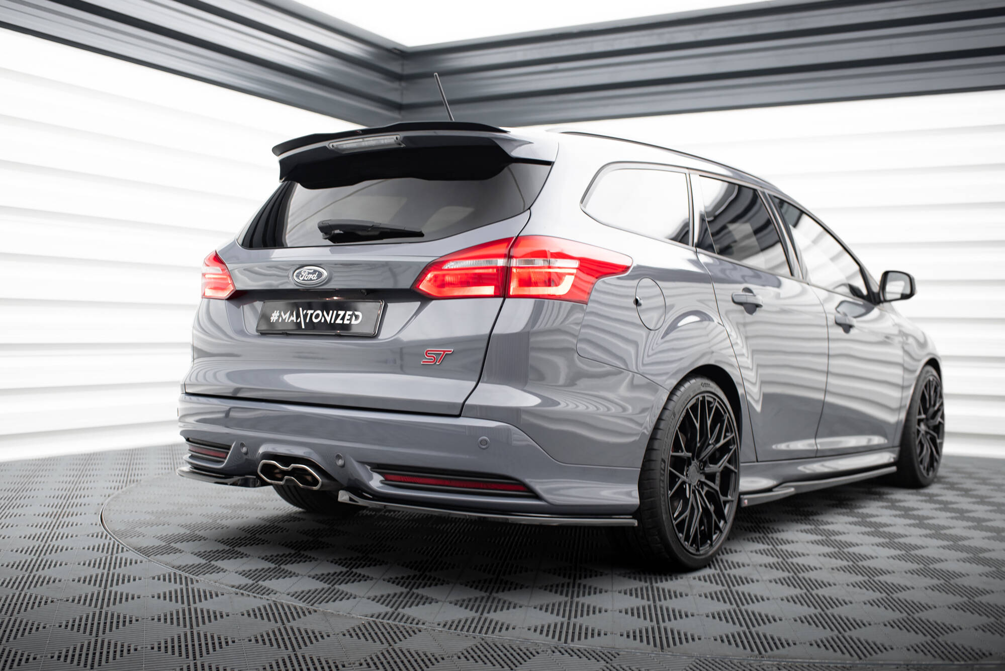 Spoiler CAP für Ford Focus ST Mk3 Kombi schwarz Hochglanz