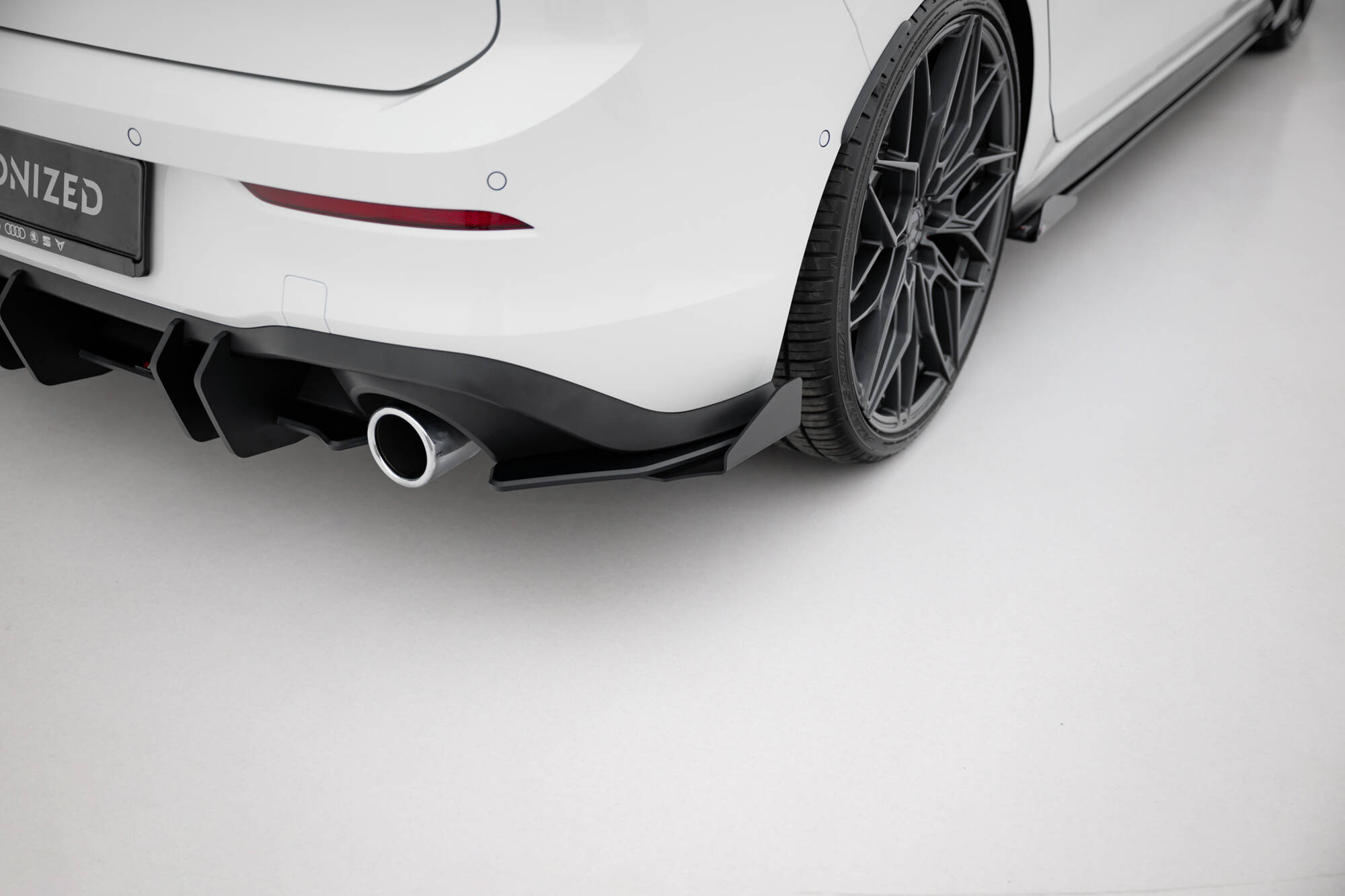 Hintere Seiten Flaps passend für VW Golf GTI / GTE / R-Line Mk8 schwarz Hochglanz