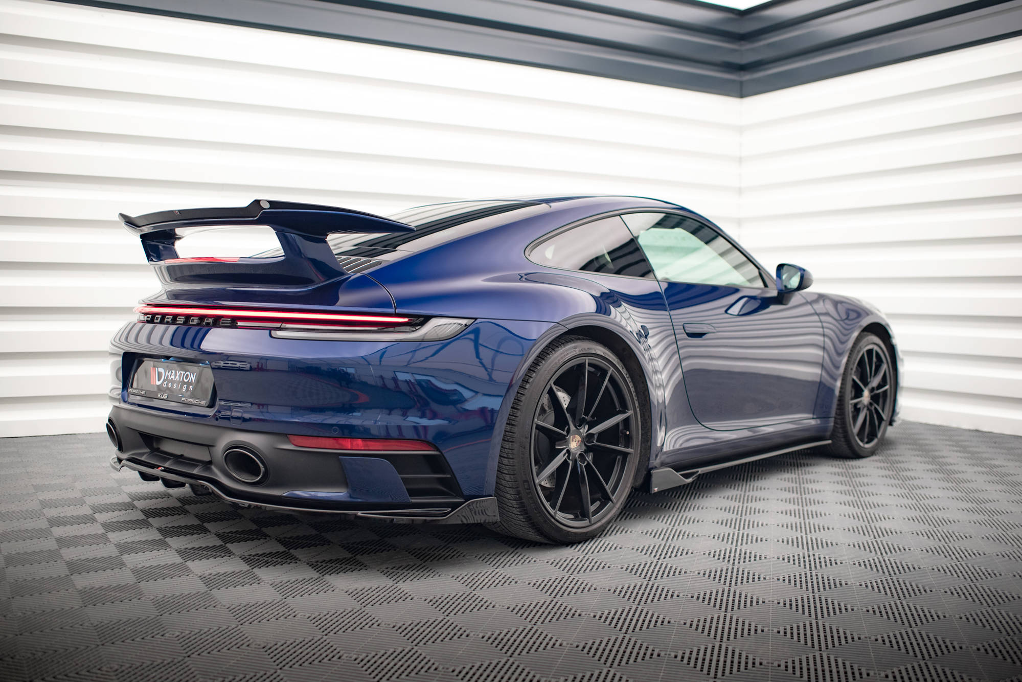 Street+ Mittlerer Diffusor RACE Heck Ansatz V.2 passend für Porsche 911 Carrera Aero / Carrera GTS 992 schwarz Hochglanz