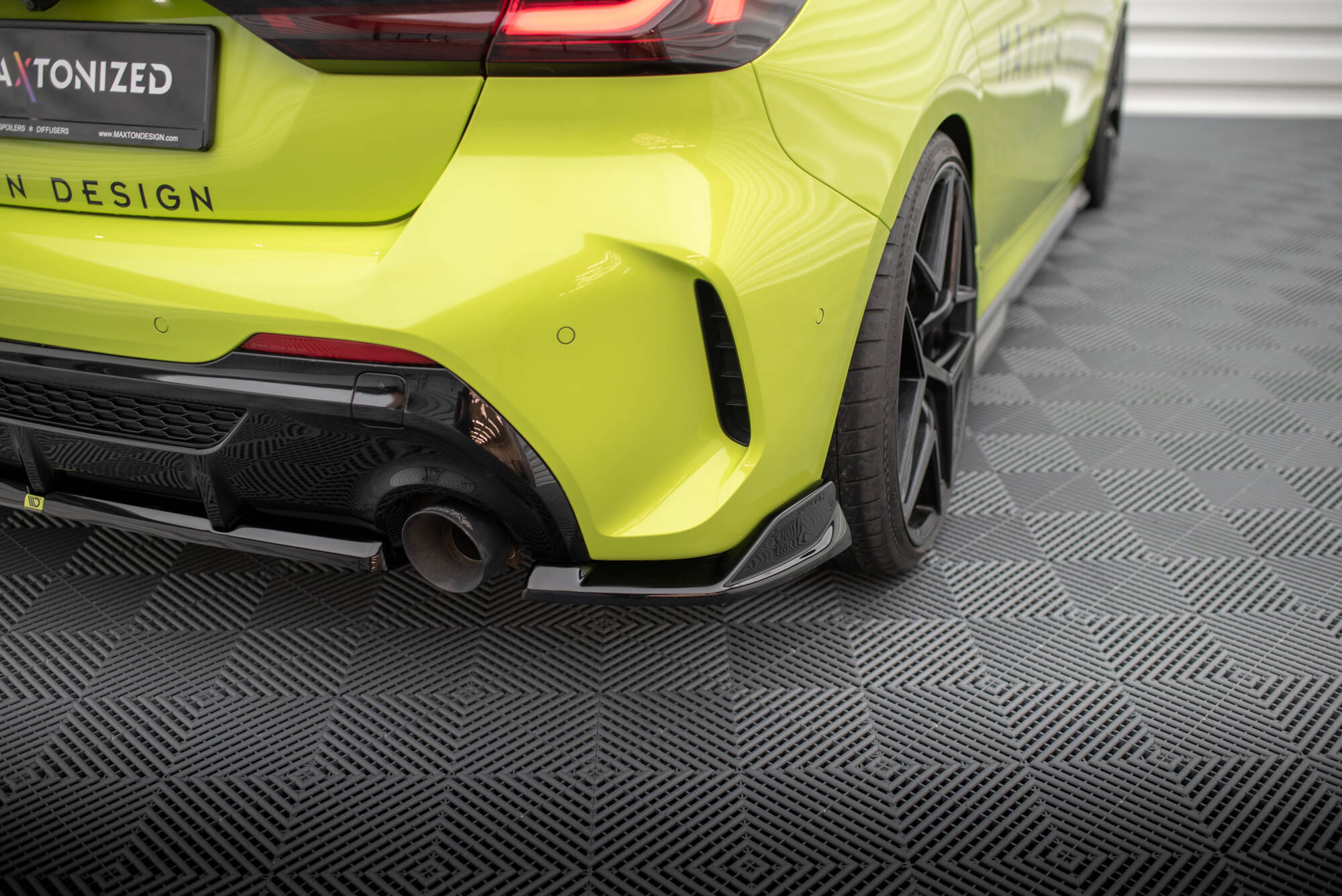 Street+ Heck Ansatz Flaps V.9 passend für BMW 1er M-Paket / M135i F40 schwarz Hochglanz