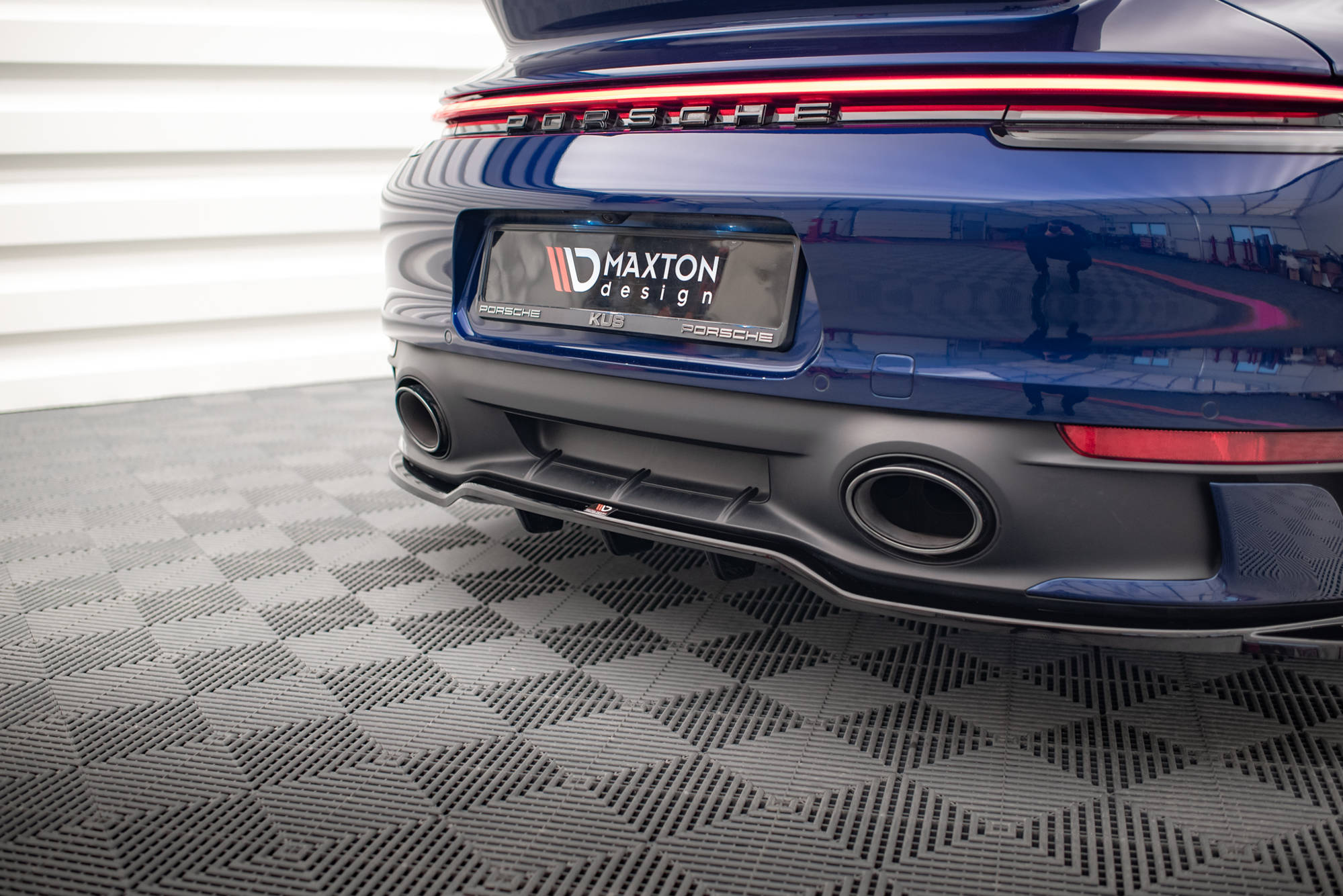 Street+ Mittlerer Diffusor RACE Heck Ansatz V.2 passend für Porsche 911 Carrera Aero / Carrera GTS 992 schwarz Hochglanz