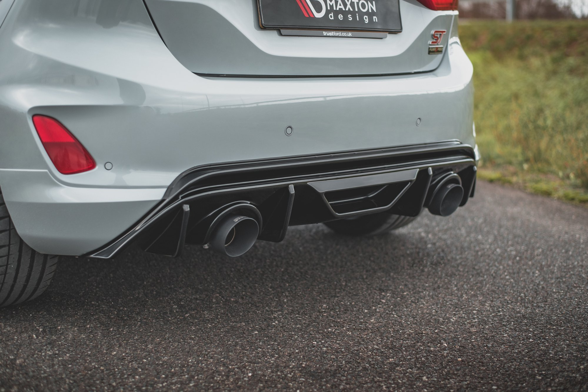 Heckansatz Diffusor passend für Ford Fiesta ST mk8 schwarz Hochglanz+Milltek Sport Auspuffverlängerung schwarz