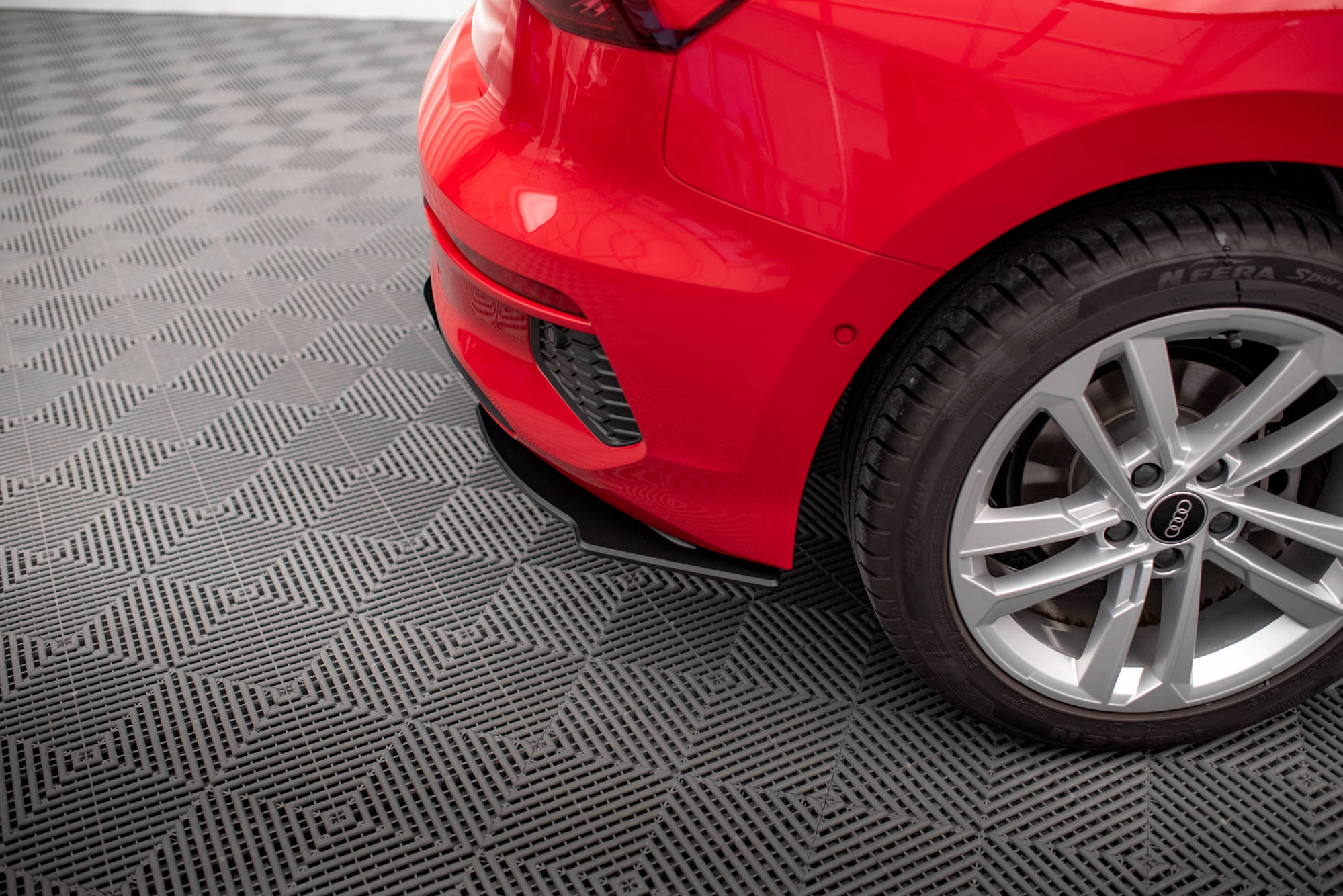 Street Pro Heckschürze Heck Ansatz Diffusor passend für Audi A3 Sportback 8Y schwarz-rot