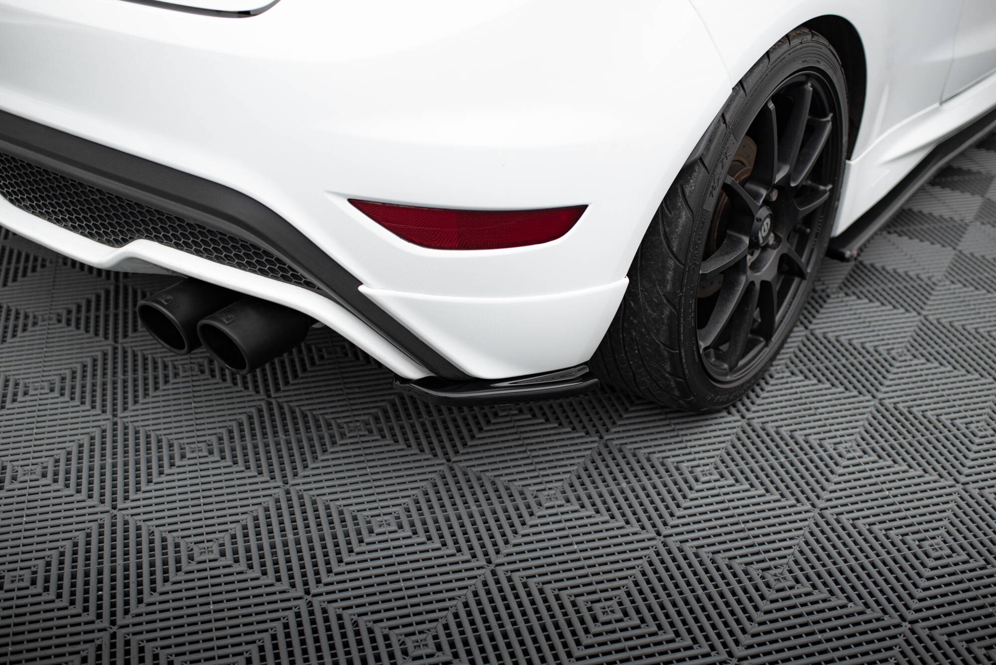 Heck Ansatz Flaps Diffusor für Ford Fiesta ST / ST-Line / Zetec S Mk7 FL schwarz Hochglanz