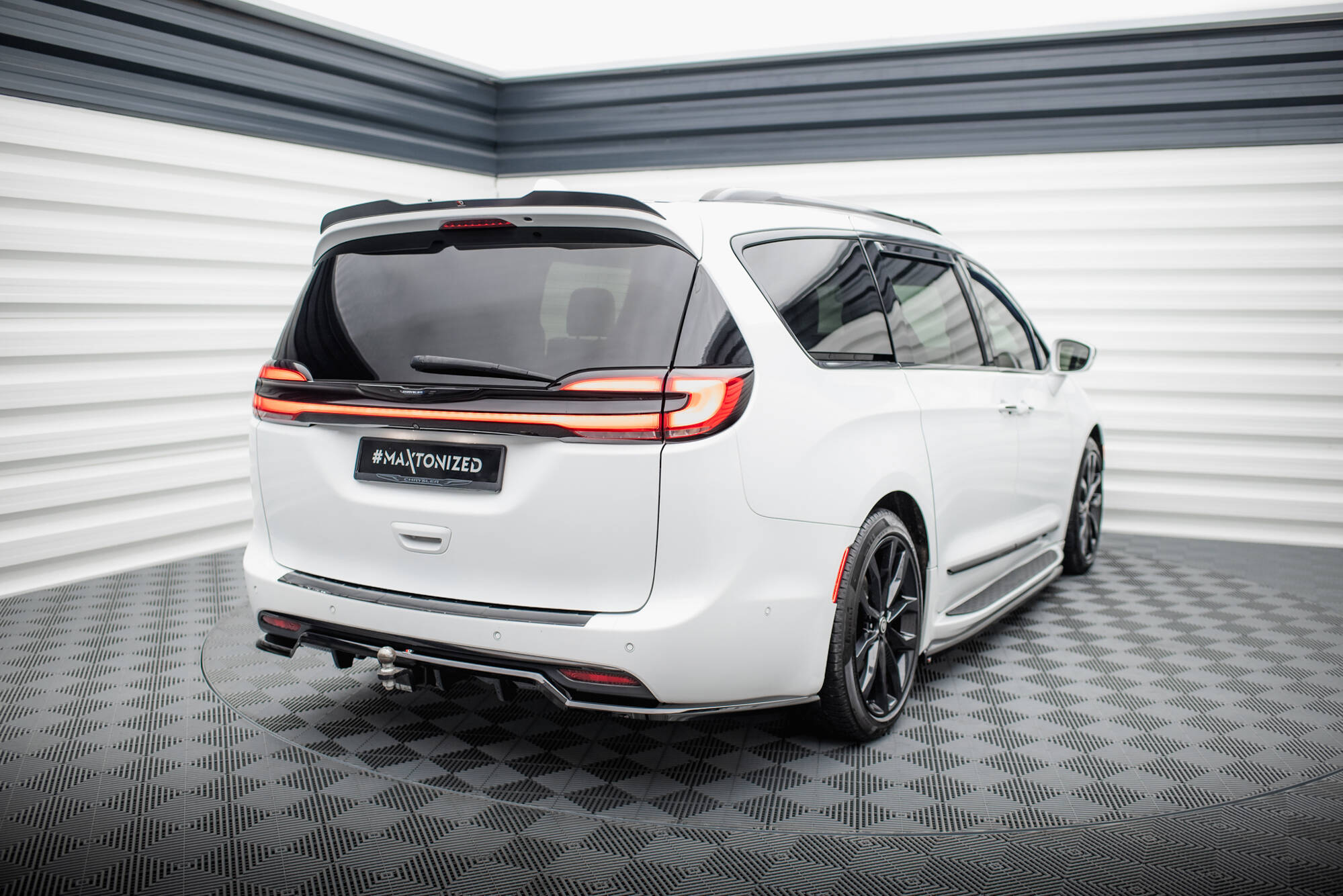 Diffusor Heckansatz passend für Chrysler Pacifica Mk2 FL schwarz Hochglanz
