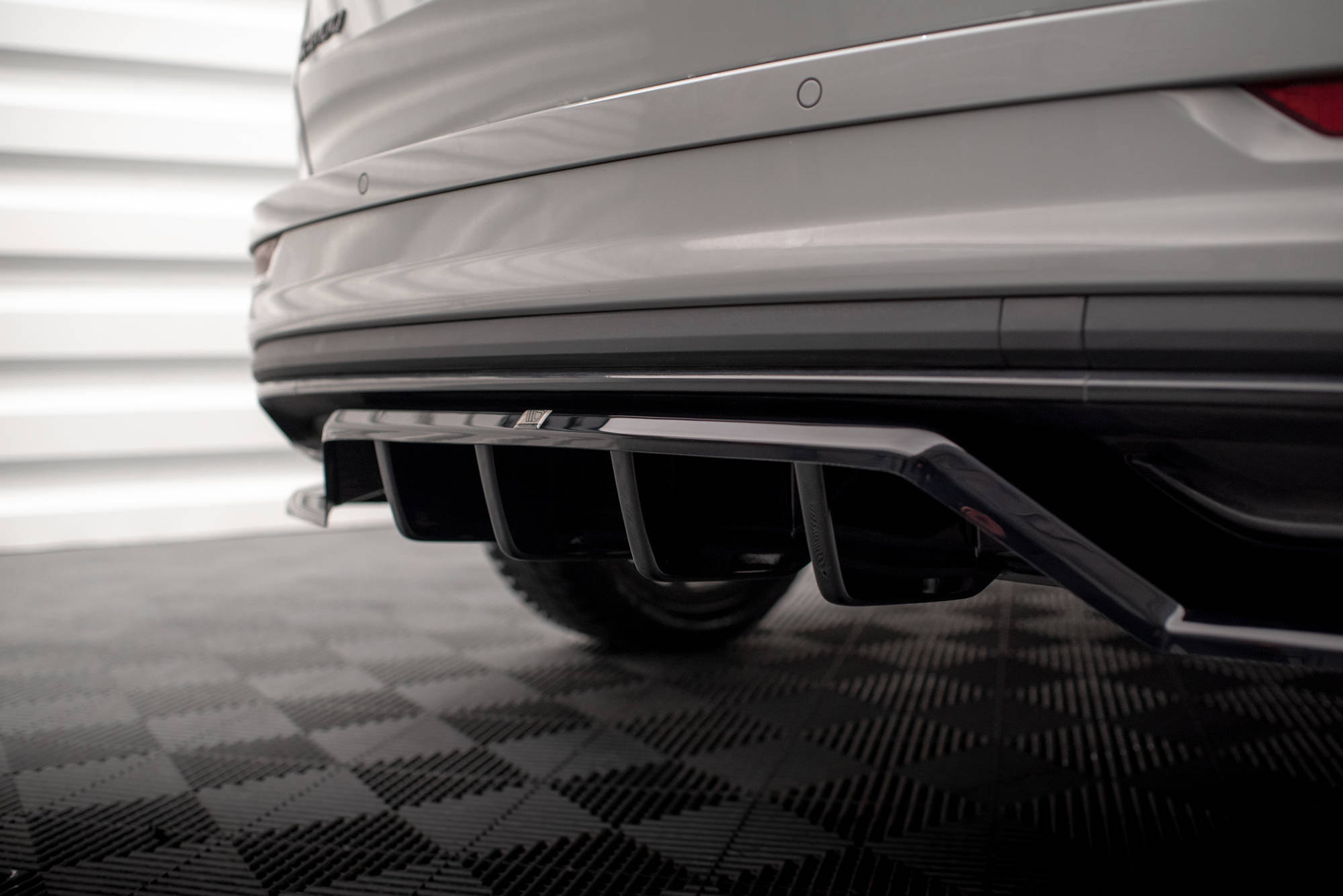 Street+ Mittlerer Diffusor RACE Heck Ansatz passend für Skoda Karoq Sportline Mk1 FL schwarz Hochglanz