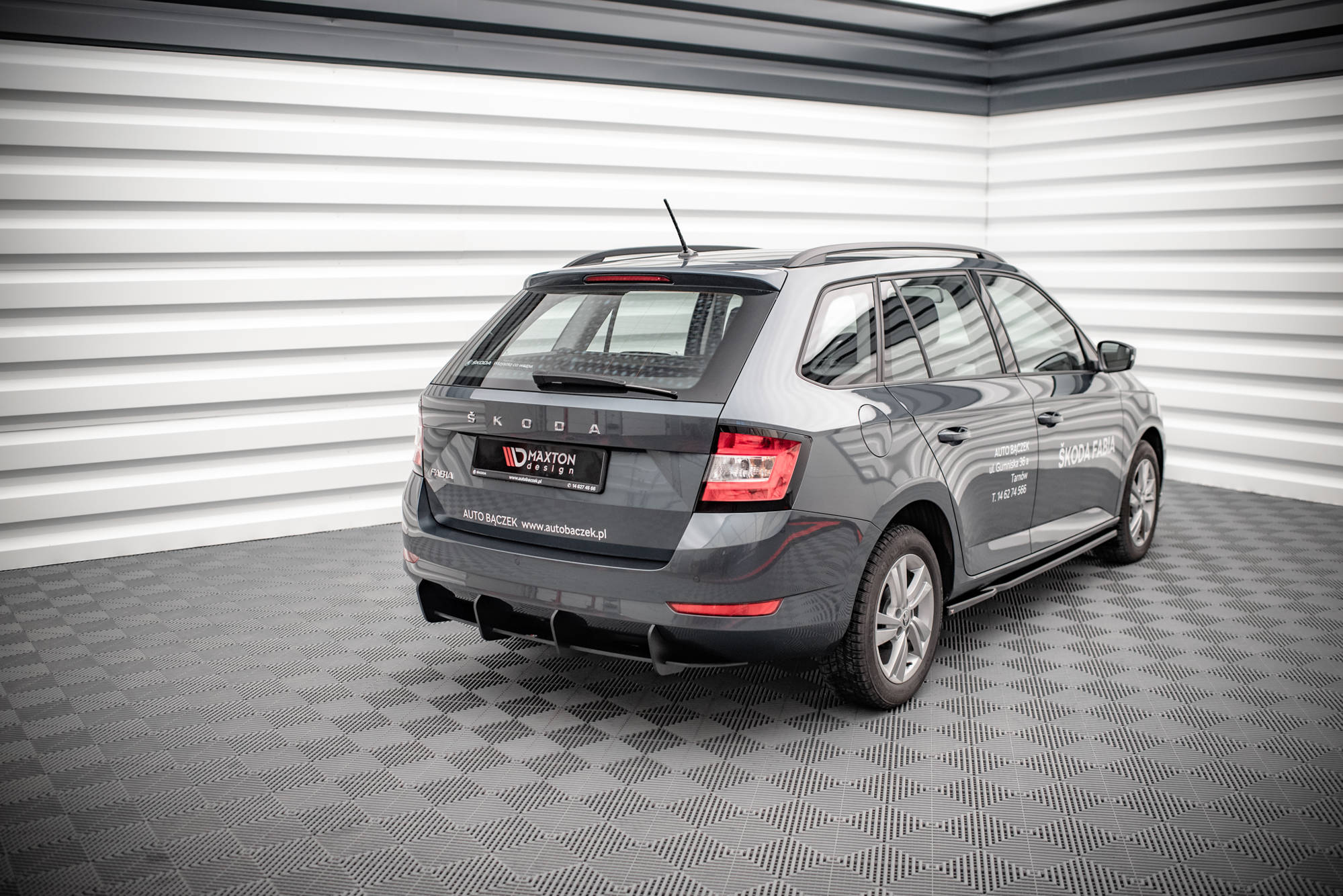 Street Pro Heckschürze Heck Ansatz Diffusor passend für Skoda Fabia Combi Mk3 FL schwarz-rot