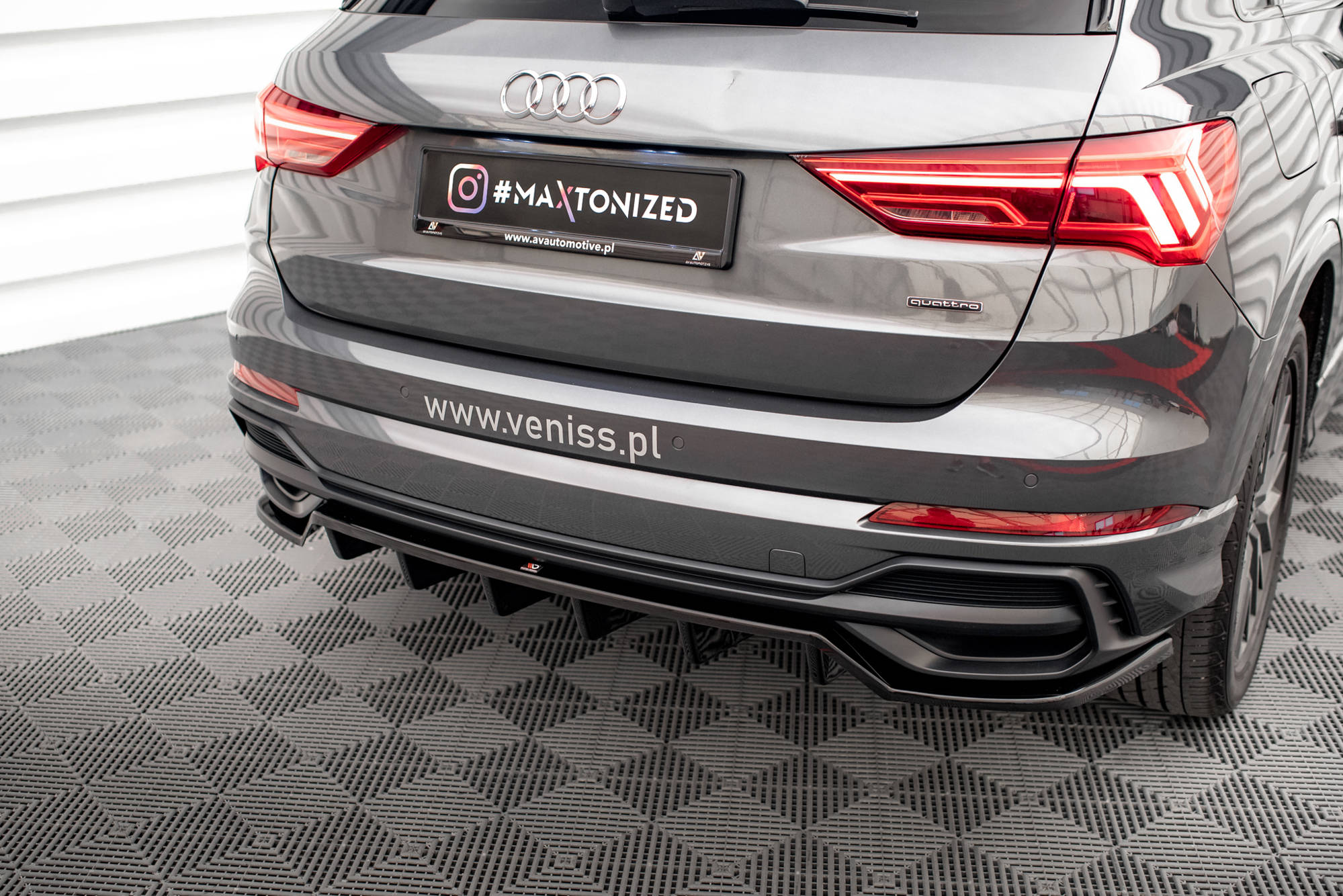 Street+ Mittlerer Diffusor RACE Heck Ansatz passend für Audi Q3 S-Line SUV F3 schwarz Hochglanz