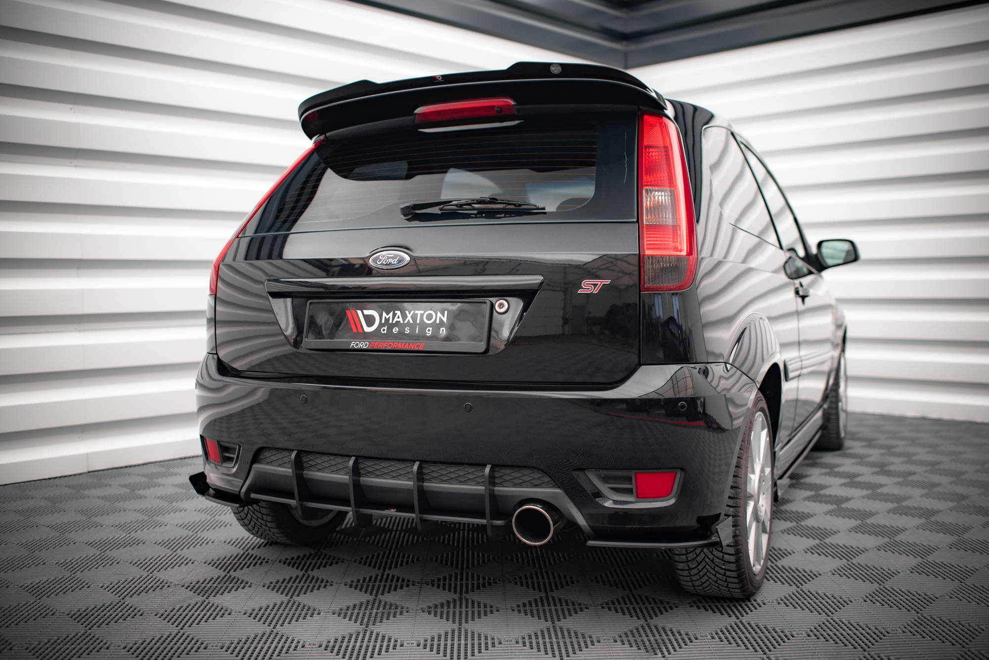 Street Pro Heckschürze Heck Ansatz Diffusor passend für Ford Fiesta ST Mk6 schwarz-rot
