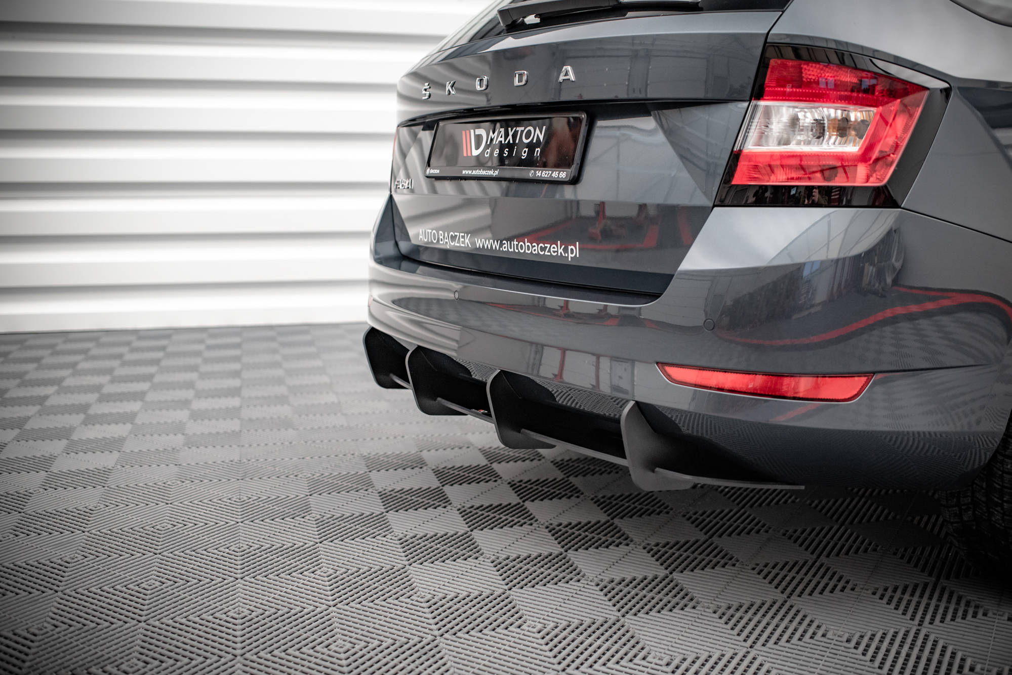 Street Pro Heckschürze Heck Ansatz Diffusor passend für Skoda Fabia Combi Mk3 FL schwarz-rot