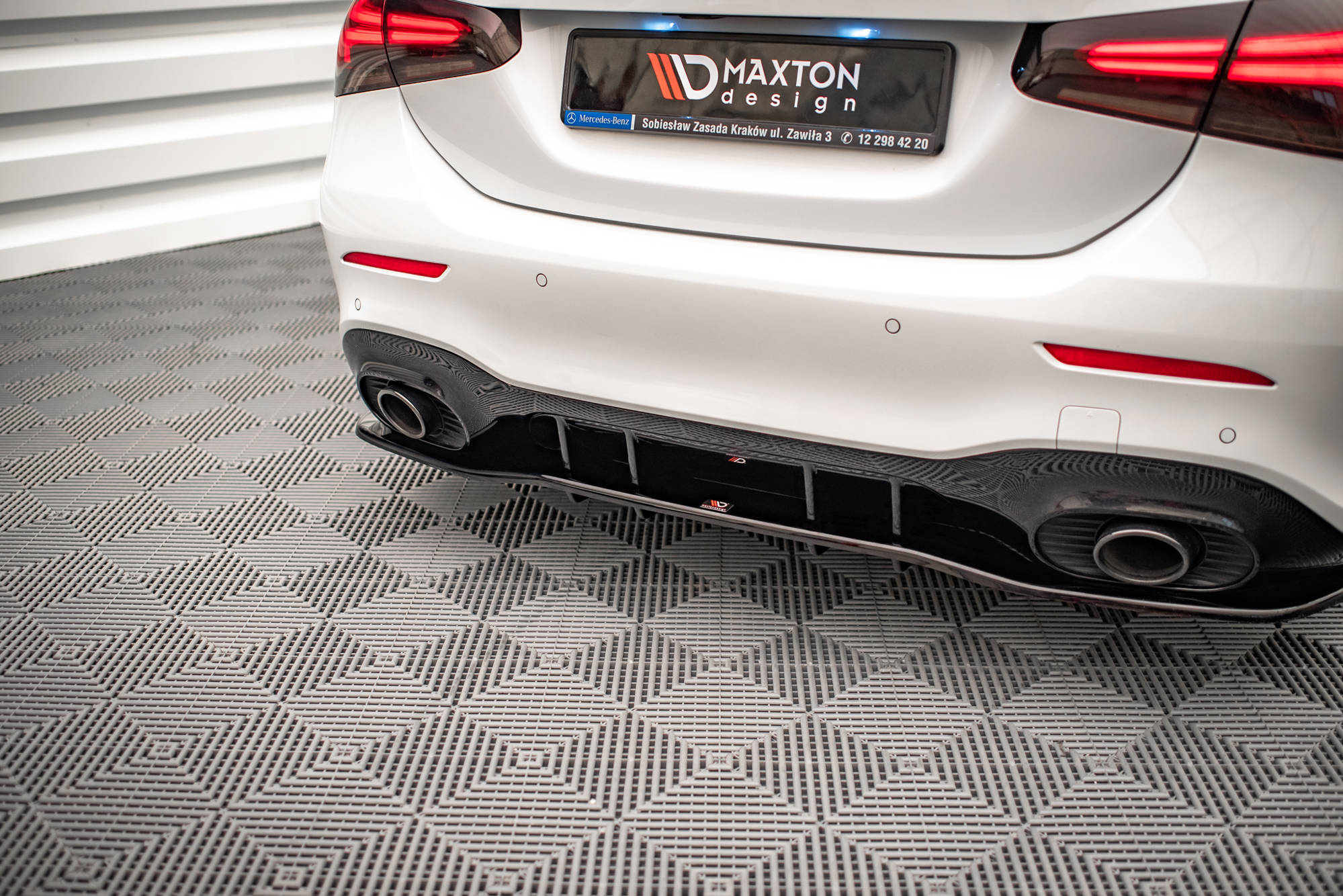 Street+ Mittlerer Diffusor RACE Heck Ansatz V.1 passend für Mercedes A 35 AMG Limousine V177 schwarz Hochglanz