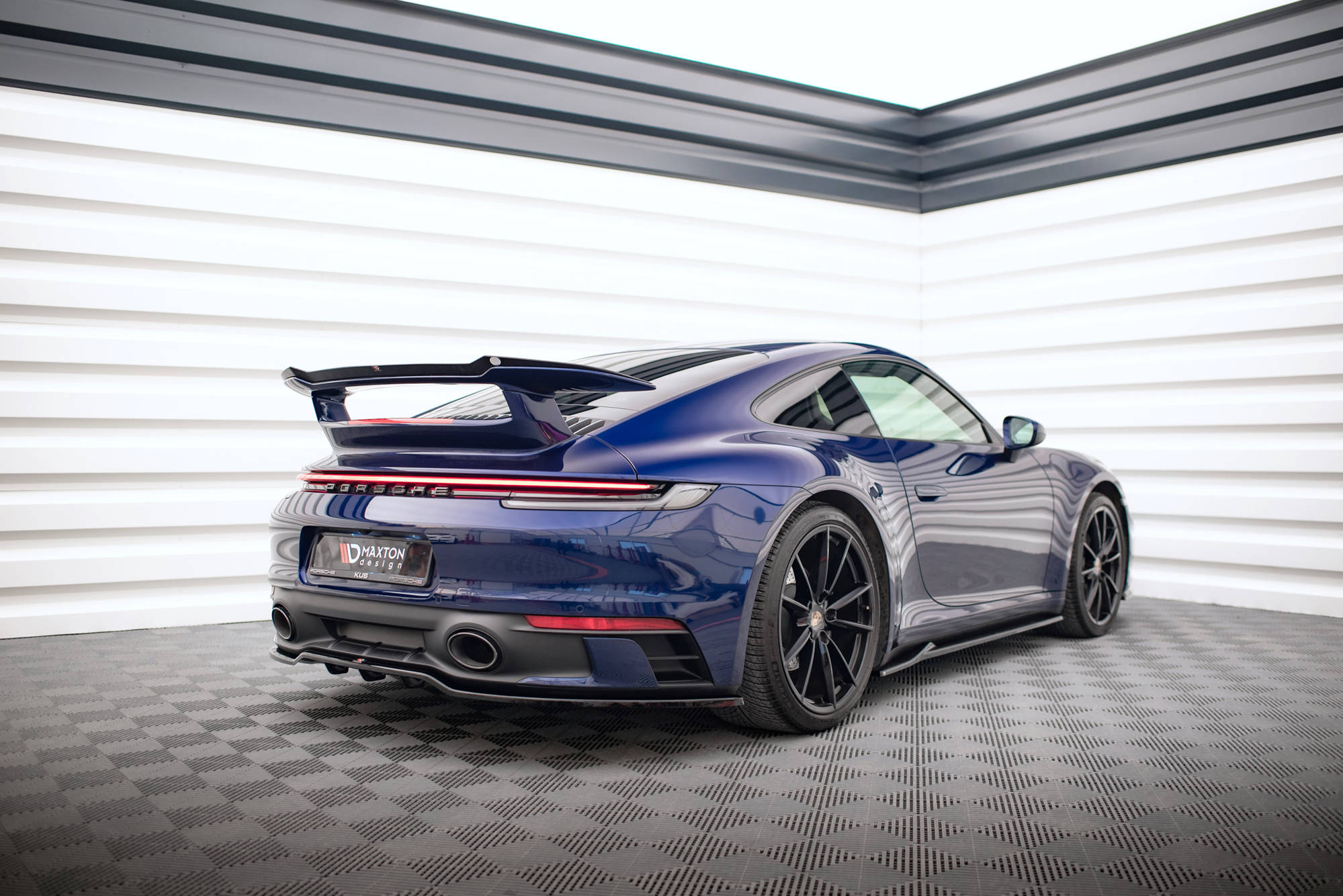 Street+ Mittlerer Diffusor RACE Heck Ansatz V.1 passend für Porsche 911 Carrera Aero / Carrera GTS 992 schwarz Hochglanz