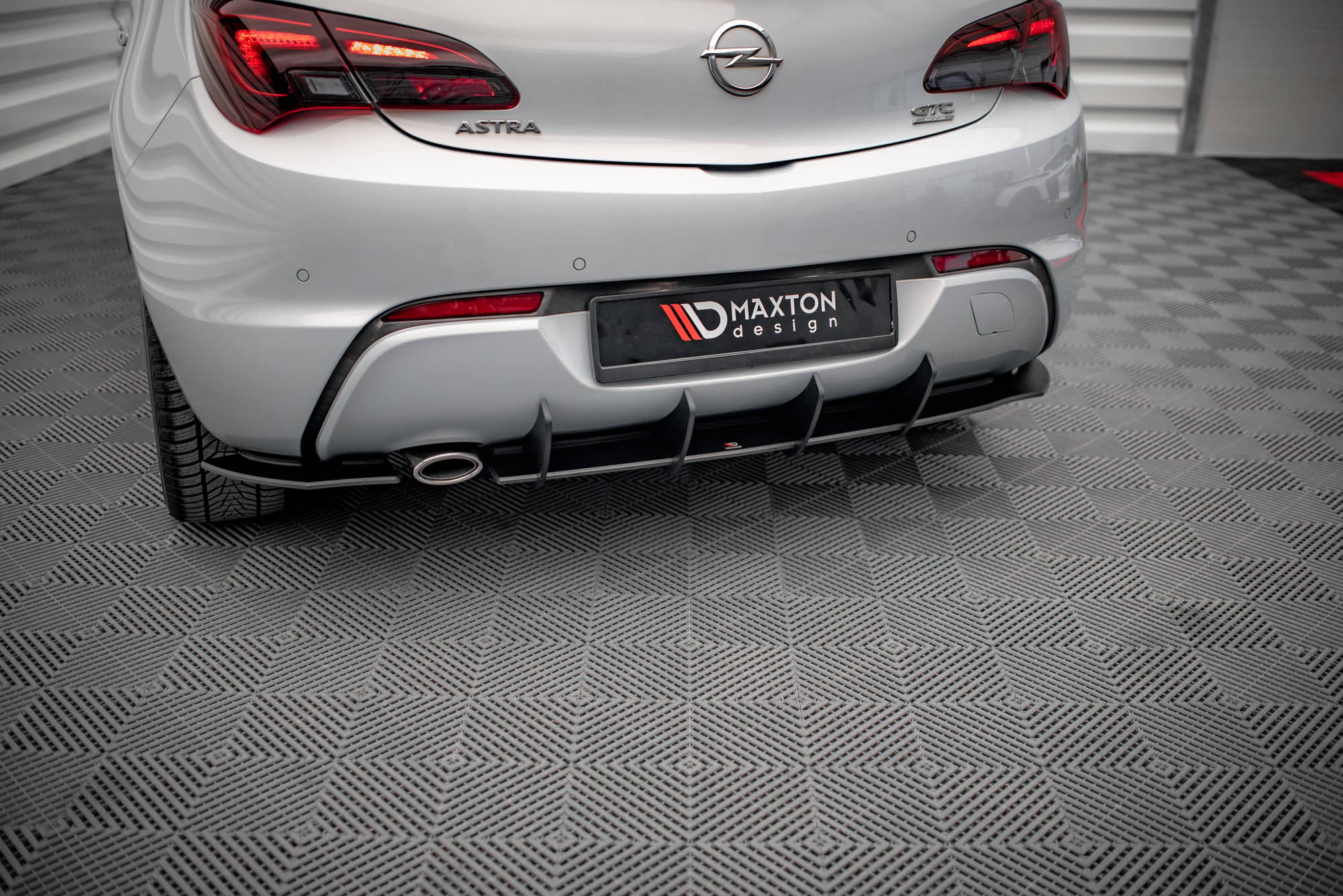 Street Pro Heckschürze Heck Ansatz Diffusor passend für Opel Astra GTC OPC-Line J schwarz-rot